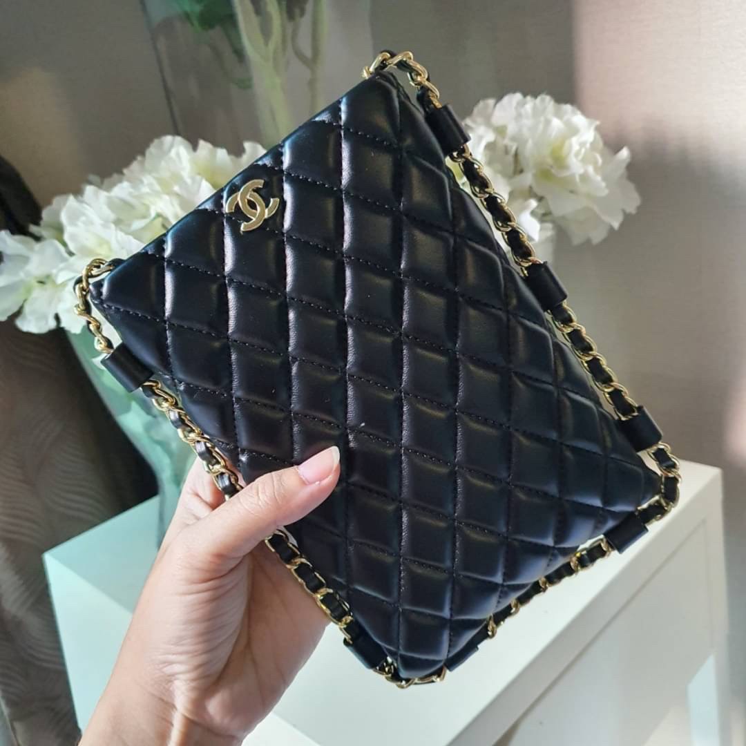 Chanel classic mini quilted with leather chain / CHANEL VIP GIFT CROSSBODY CHAIN BAG / Chanel Phone Bag กระเป๋าทรงสะพายข้าง ที่กำลังมาแรงมาในตอนนี้ ตัวกระเป๋าเป็นกระเป๋าสตางค์หนังพียูพรีเมี่ยม อะไหล่ทองทั้งใบ ด้านหน้าประดับโลโก้ CC สุดหรู