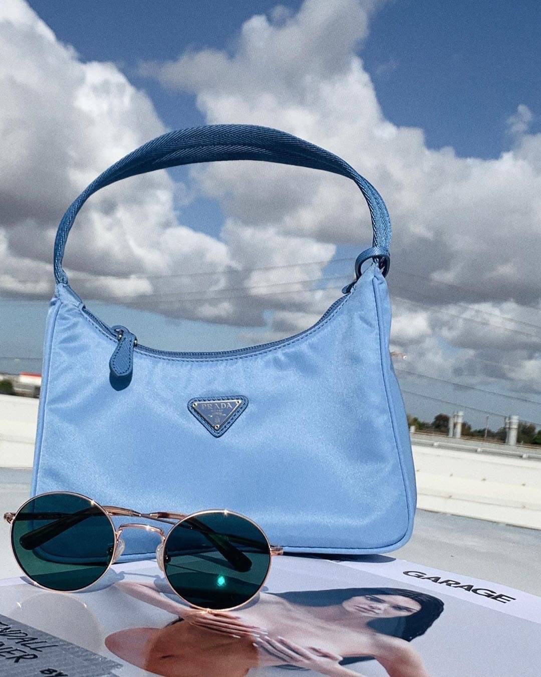 PRADA Nylon Mini Bag รุ่นใหม่แนะนำ!! พร้อมส่งครบ4สี รุ่นขายดีในตำนานค่ะ PRADA NYLON HANDBAGS ขนาดกะทัดรัด **อะไหล่เงิน วัสดุทำจากผ้าNylon อย่างหนา อยู่ทรง กันน้ำได้ หายห่วงคะ ด้านหน้ามีโลโก้แบรนด์ เปิดปิดด้วยซิป มาพร้อมสายผ้า ไม่สามา