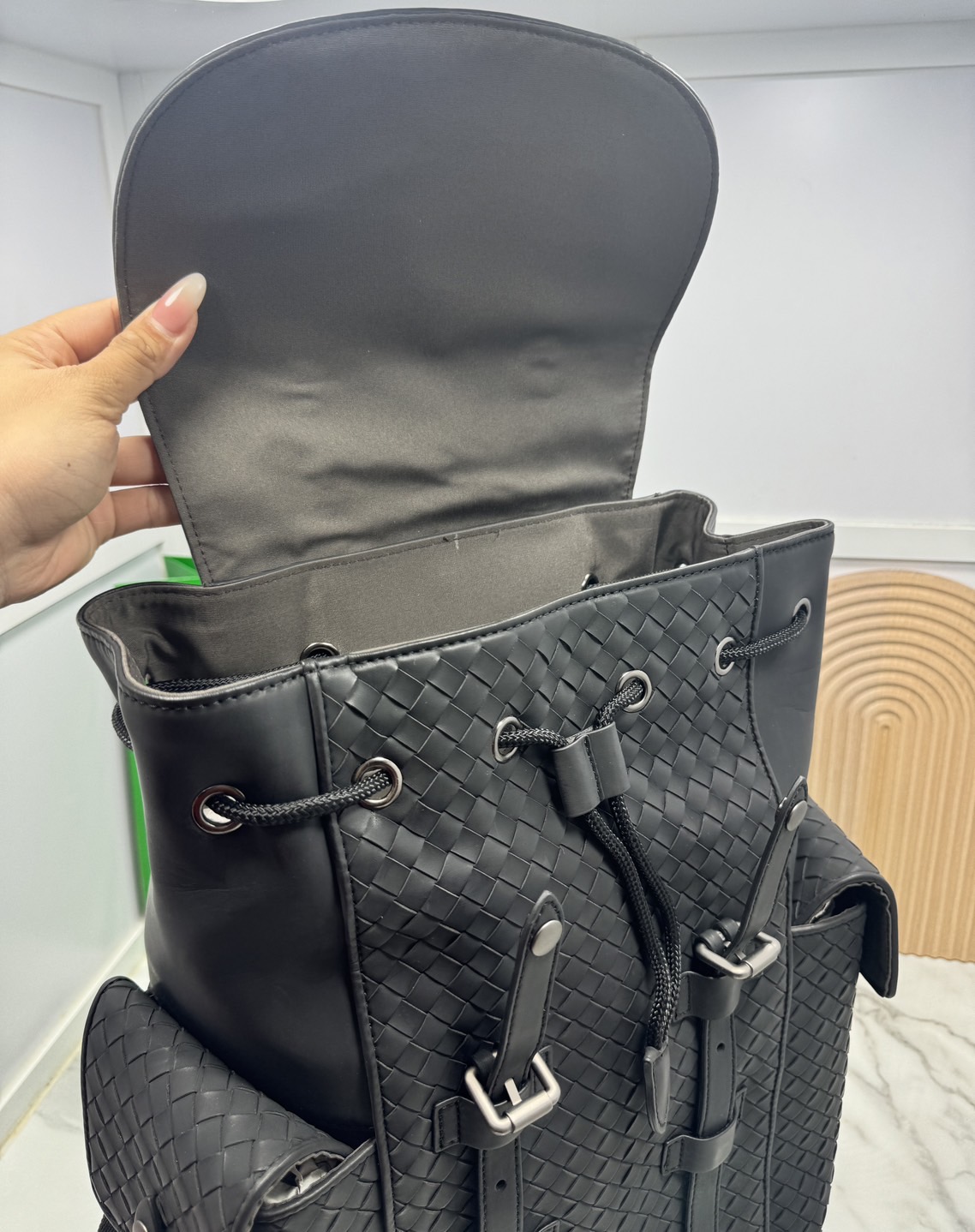 ORI หนังแท้ | Bottega Veneta Shadow Signature Flap Backpack กระเป๋าเป้ กระเป๋าสะพายหลัง โดดเด่นด้วยงานสานตารางสวยคลาสสิคเรียบหรูเป็นเอกลักษณ์ ดีไซน์เรียบง่าย แต่ดูแพง กิมมิคที่ใครๆก็อยากเป็นเจ้าของ