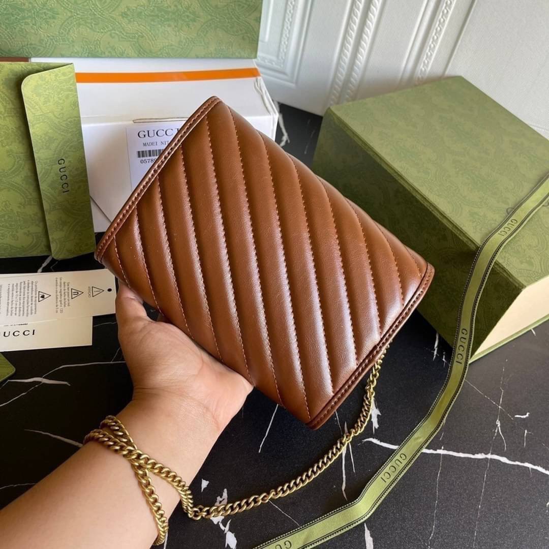 หนังแท้ GG Marmont matelassé mini bag พร้อมส่งที่ไทย GUCCI Wallet on Chain ภาพสินค้าถ่ายจากงานขายจริง รุ่นนี้หนังสวยมากค่ะ ละมุนที่สุด ใส่บัตร ใส่แบงค์ได้ รับรองว่าจะเป็นกระเป๋าที่จะหยิบใช้งานได้บ่อยๆ รับประกันความสวยปังค่าาา