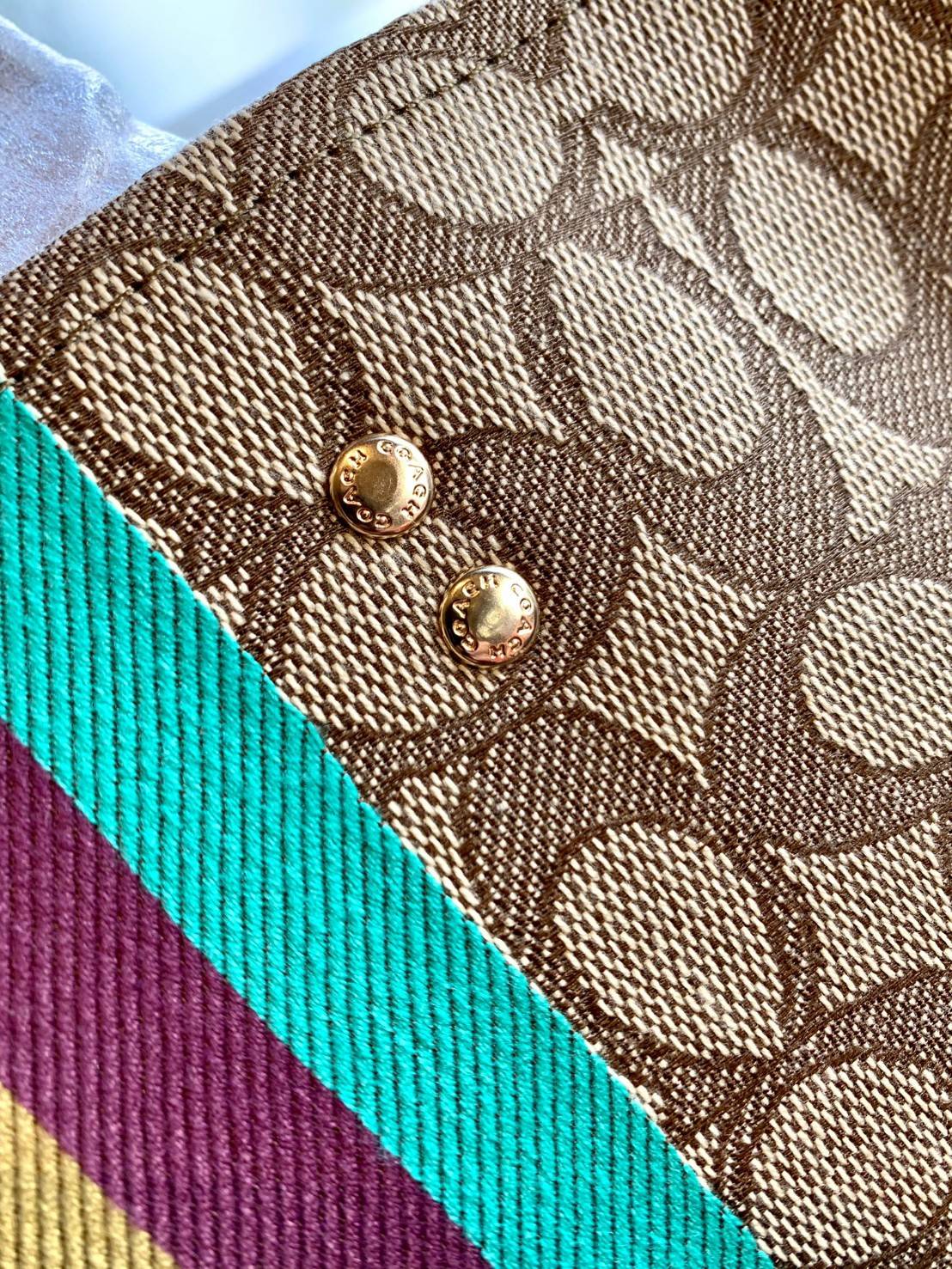 สวยๆอย่างนี้อดใจยังไงไหว!! Coach Dempsey Carryall In Signature Jacquard With Stripe And Coach Patch ((C5794)) ✈️พร้อมส่งความสวย! คุณภาพจัดเต็มเลยค่ะ กระเป๋าทรงTote วัสดุ Jackquard+หนังแท้ ได้ลงตัวสวยงาม 🔺สีคอลเลคชั่นใหม่ล่าสุด! ด้านหน้ามีโล