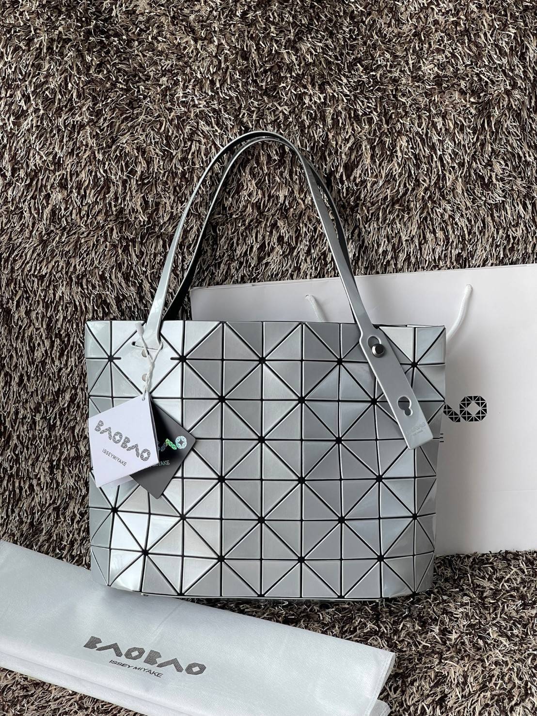Bao Bao Issey Miyake ROCK MATTE ซีรีส์นี้จะเป็นทรงสี่เหลี่ยมผืนผ้า มีซิปปิดด้านบน ถือเป็นรุ่นที่เหมาะกับการใช้งานในชีวิตประจำวัน สามารถพับมุมและบริเวณด้านล่างของกระเป๋าเพื่อเพิ่มความสะดวกสบายในการใช้งาน ทั้งยังช่วยให้วางกระเป๋าในแนวตั้งได้อีกด้วย แผ่นต่อส