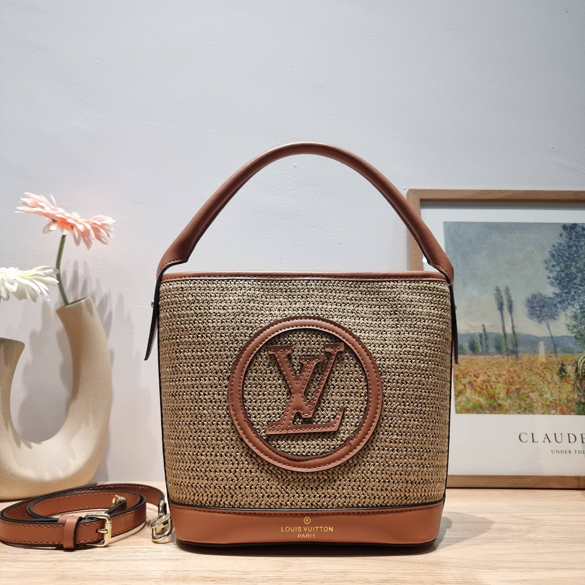 LV PETIT BUCKET BAG ไอเท็มเอ็กซ์คลูซีพจัดมาให้สาวๆโดยเฉพาะ!! กับกระเป๋าสะพายรุ่นลิมิเต็ดหายาก รูปทรงสวยงามสานเต็มใบ และยังโดดเด่นด้วยโลโก้ สีโทนอุ่น