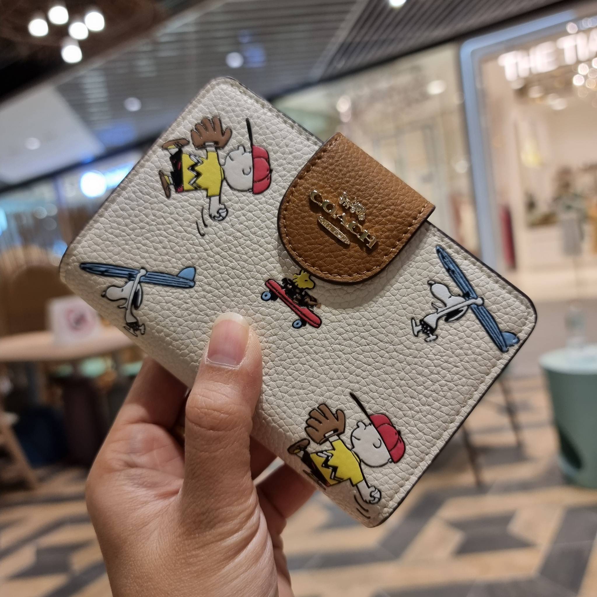 COACH C4899 MEDIUM CORNER ZIP WALLET WITH SNOPPY PRINT น้องใหม่คอลเลคชั่นสุดชิค ดีไซน์ลายพริ้นท์ผองเพื่อนสนูปพี น่ารักน่าใช้ เพิ่มลูกเล่นให้กระเป๋าสตางค์ของคุณไปอีก กับกระเป๋าสตางค์ใบกลาง ขนาดกำลังเหมาะมือ วัสดุหนัง pepble ทนทาน มีช่องใส่บัตรและธนบัตรครบ 