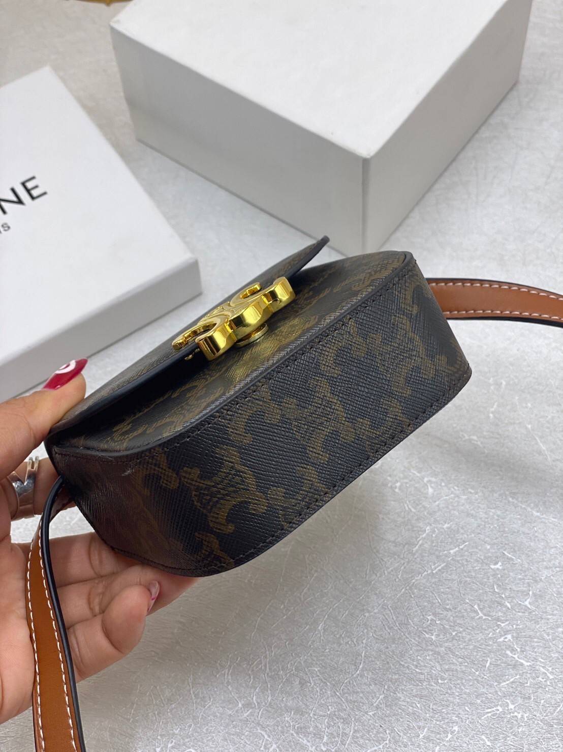 CELINE MINI TRIOMPHE IN TRIOMPHE Shiny calfskin เกรดออริจินอล กระเป๋ามินิทรงชิค ดีไซน์รูปกล่องสุดแสนมินิมอล สามารถสะพายแบบ Crossbody และยังเป็น Belt Bagได้อีกด้วย วัสดุแคนวาสลาย Triomphe แบบไม่มีตกยุค