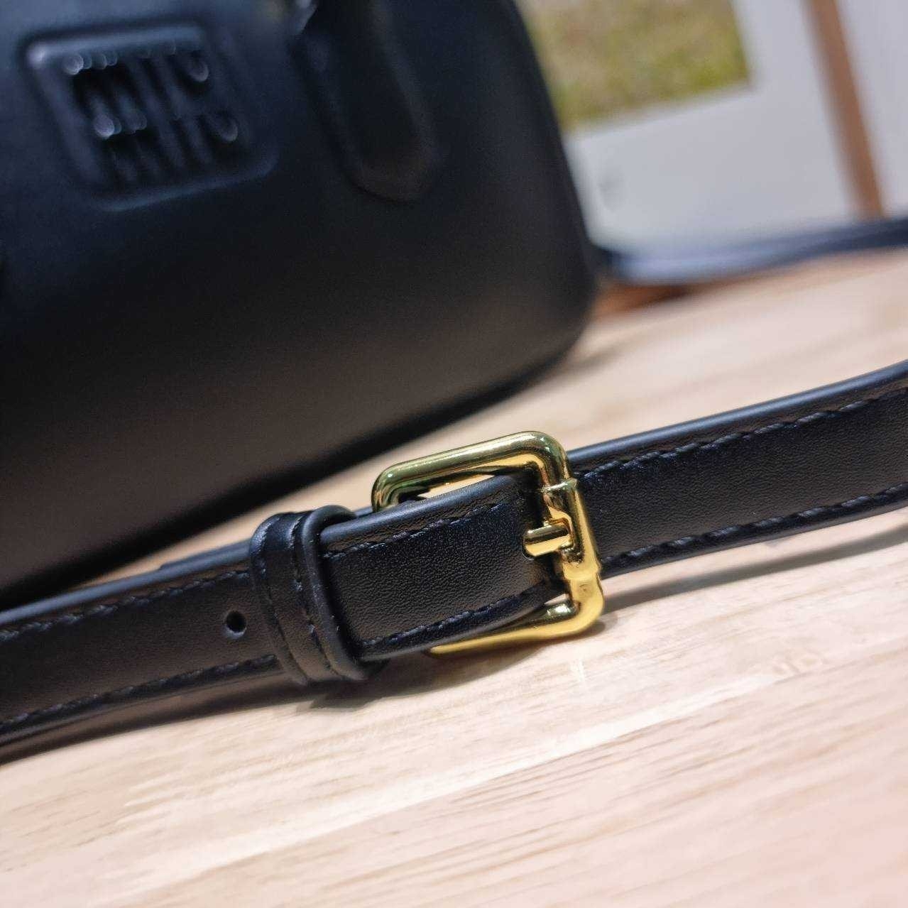 MIU MIU ARCADIE LEATHER BAG M, Geniş 27cm กระเป๋าถือ/สะพายสุดชิค น่ารักๆเก๋ๆ ดีไซน์เรียบแต่มากมีอยู่จริง สวยดูแพง