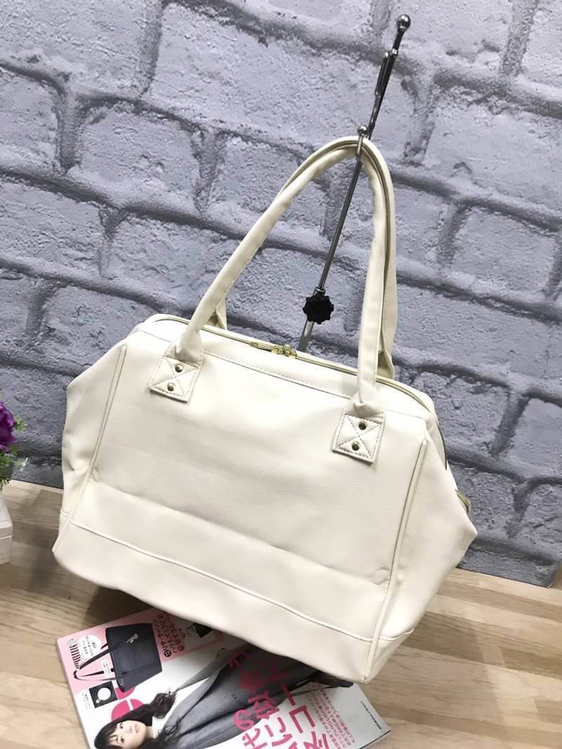 Anello PU Leather boston bag แบรนด์ฮิตติดชารจ์กับรุ่นใหม่ที่ไม่ควรพลาดรุ่นนี้เป็นหนัง pu กันน้ำได้ ใช้งานง่าย เปิดปิดด้วยซิปคู่ ปากกระเป๋ามีโครงเปิดได้กว้าง จุของได้มาก มี่ช่องเล็กด้านใน อีก 2 ช่อง ใส่หนังสือ Notebook หรือเสื้อผ้าได้คะ ด้านใต้มีหมุดรองฐาน