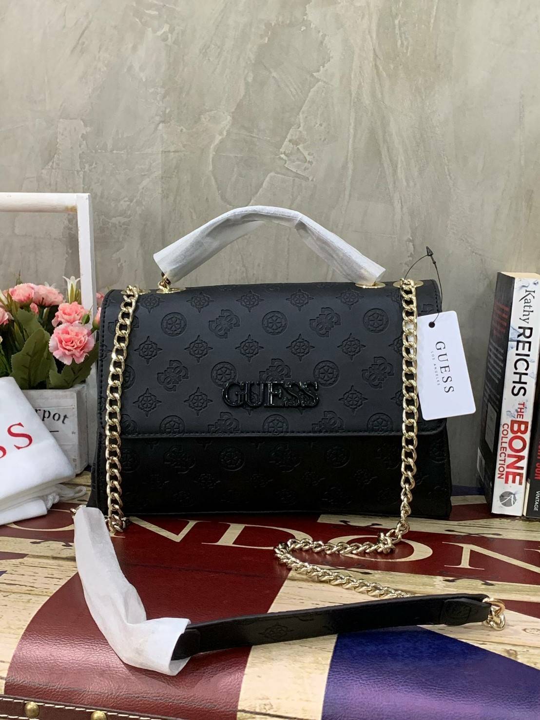 💕GUESS JANELLE CONVERTIBLE CROSSBODY BAG กระเป๋าสะพายข้างรุ่นใหม่ชนช้อปจากGuess สะพายได้ทั้งสายคู่และสายเดี่ยว สายสะพายโซ่ต่อหนังไม่เจ็บบ่า โลโก้ด้านหน้าตัวนูนเด่นชัด วัสดุหนังpu ลาย signature รอบใบ เปิดปิดด้วยกระดุมแม่เหล็กและซิป ภายในมีช่องซิปให