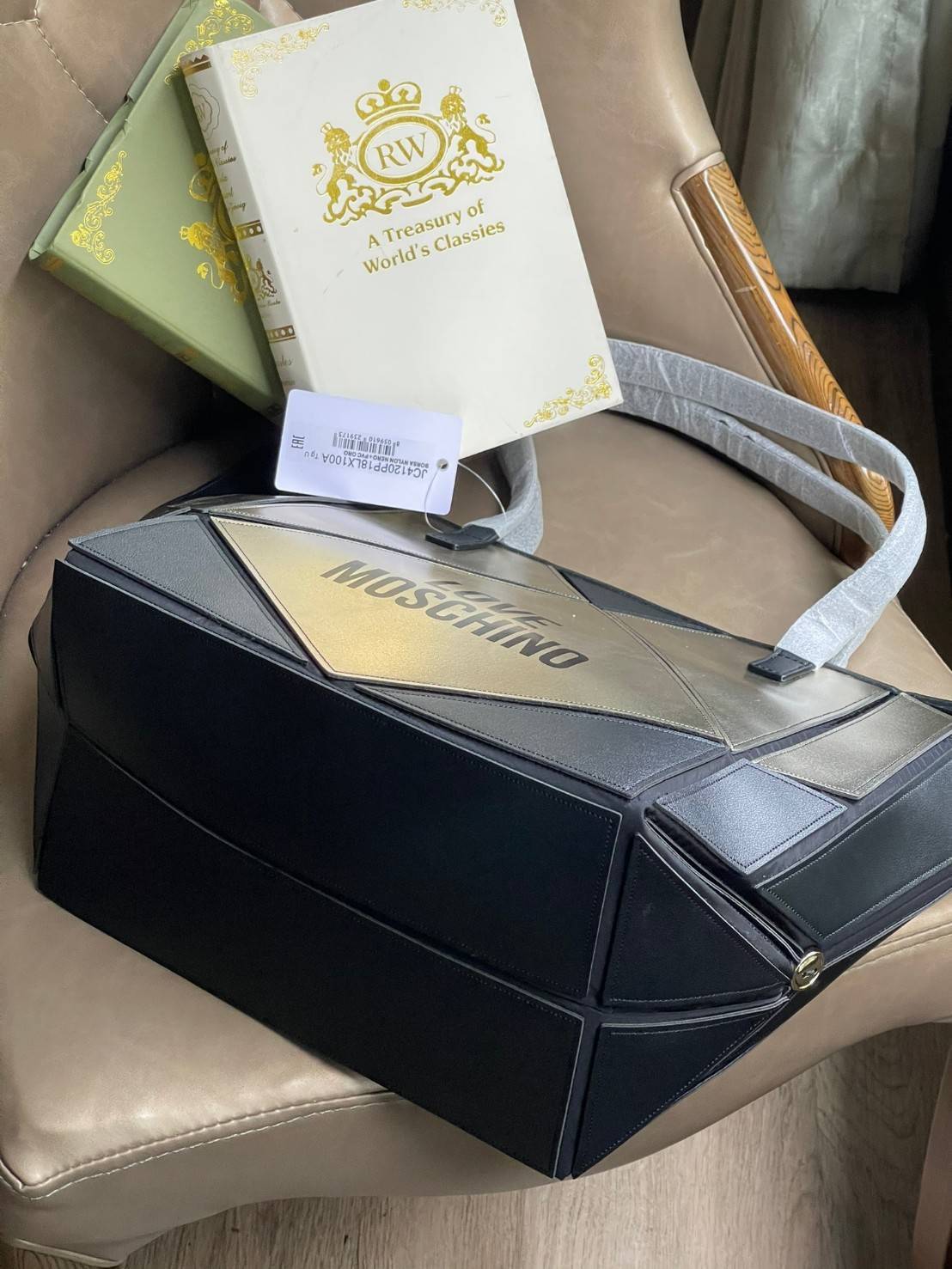 พรีเมี่ยมกิ๊ฟแท้ 100% 】Love Moschino Geometric Shopper With Logo In Black กระเป๋าแบรนด์ดังสไตล์เก๋ไก๋สุดเปรี้ยว จากแบรนด์ดังของประเทศอิตาลี “Love Moschino” สาว ๆ คนไหนกำลังมองหากระเป๋าสะพายที่สามารถจุของได้แบบกำลังดี เปลี่ยนทรงกระเป๋าได้หลากสไตล์