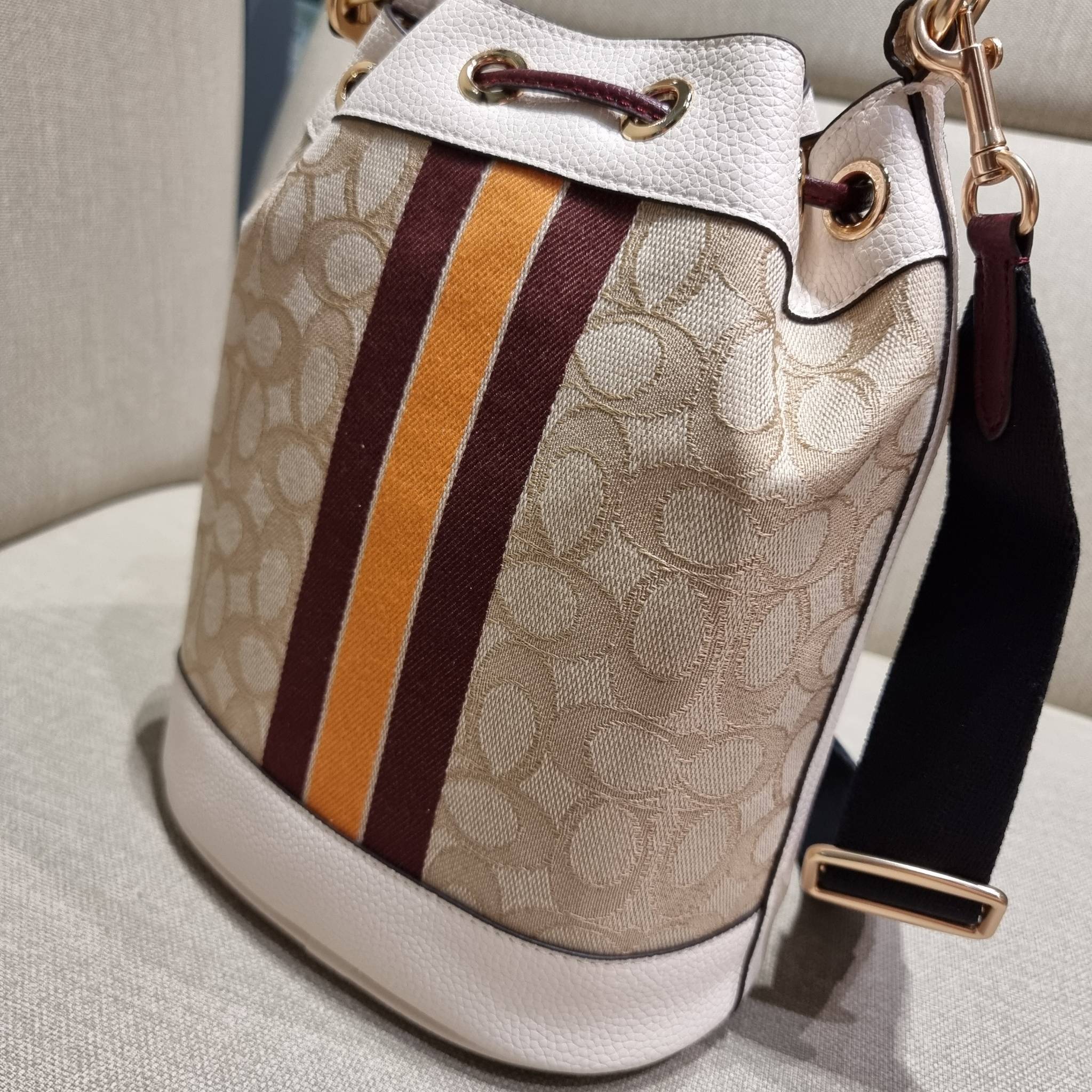 COACH C7084 DEMPSEY DRAWSTRING BUCKET BAG IN SIGNATURE JACQUARD WITH STRIPE AND COACH PATCH พี่สาวใบใหญ่สุดสวยมาแล้วจ้า!! กระเป๋าทรงถังไซส์ใหญ่ ที่สาวๆรอคอย ใช้งานง่ายด้วยการรูดหนังปิดรอบปากกระเป๋า ทุกอย่างลงตัวที่สุด!! โดดเด่นด้วยลวดลายสีสันที่ละมุนมาก ว