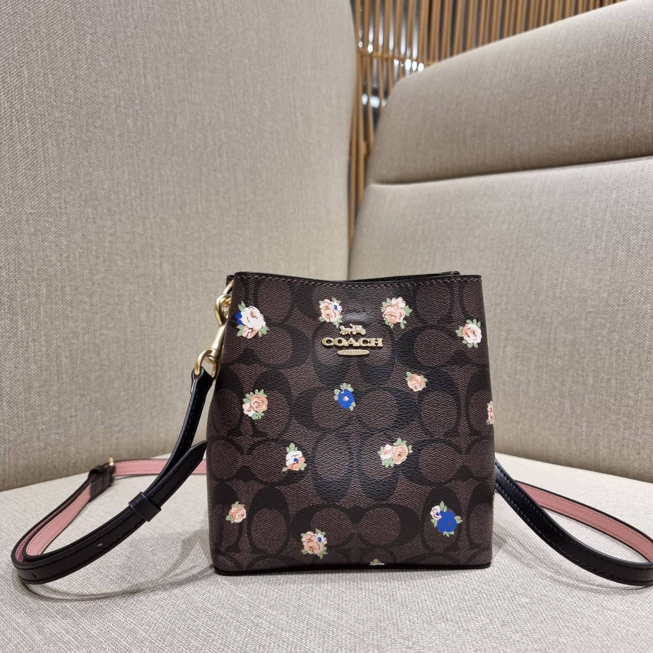 COACH MINI TOWN BUCKET BAG IN SIGNATURE CANVAS WITH VINTAGE MINI ROSE PRINT ((7270 7268 7267)) คอลเลคชั่นใหม่ล่าสุด!! น้องสาวคนสวยมาแล้วจ้า สดใสต้อนรับเทศกาลคริสต์มาส 🎅🎄 กระเป๋าบัคเก็ต ไซส์มินิ ใบจริงน่ารักม้าก!! น่าใช้แบบที่สุด วัสดุหนังแ
