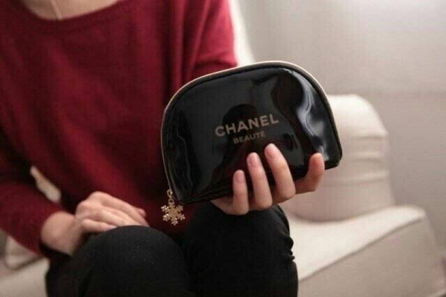 พร้อมส่งสินค้าขายดี **เซ็ตคู่ถูกใจ ((2in1)) Chanel Best Seller! รุ่นยอดนิยมตลอดกาล Chanel Holiday Glossimer Duo Cosmetic Pouch Set กระเป๋าอเนกประสงค์พรีเมี่ยมเเท้จาก Chanel Cosmetic Counter (ซื้อ 1 ได้ถึง 2 ใบ) มาครบเซททั้งใบใหญ่เเละใบเล็ก วัสดุ PVC เนื้อ
