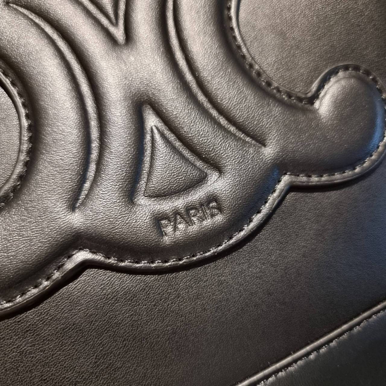 VIP 】CELINE BUCKET BAG CUIR TRIOMPHE คอลเลคชั่นใหม่ ฮิตข้ามปี กับกระเป๋าสะพายทรงถัง ใช้งานง่ายที่สุด สายสะพายในตัว ปรับใช้ได้เลย วัสดุหนังวัว เรียบหรู ผู้ดีไปอีก โดดเด่นด้วยโลโก้เอกลักษณ์ มีกระดุมปิดที่ปากกระเป๋า ภายในโล่งกว้าง ใส่ของแบบจุๆไปเลย เป็นรุ่นท