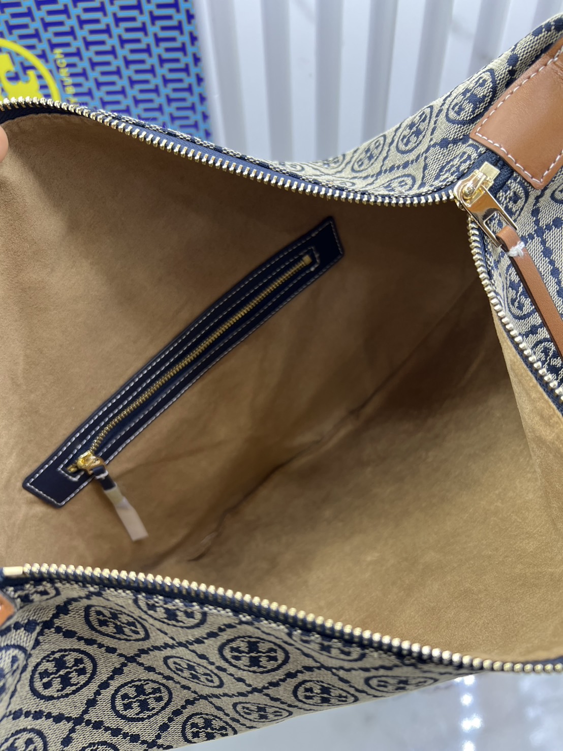 ORI หนังแท้ | Tory Burch T Monogram Balloon Bag 40cm กระเป๋าสะพายทรงโฮโบใบใหญ่ ถือหรือคล้องไหล่รูปทรงใหม่บอลลูนสวยหรูด้วยลายโมโนแกรมเต็มใบ ภายในโล่งกว้างจุของได้เยอะ คอลเลคชั่นใหม่มาแรง!