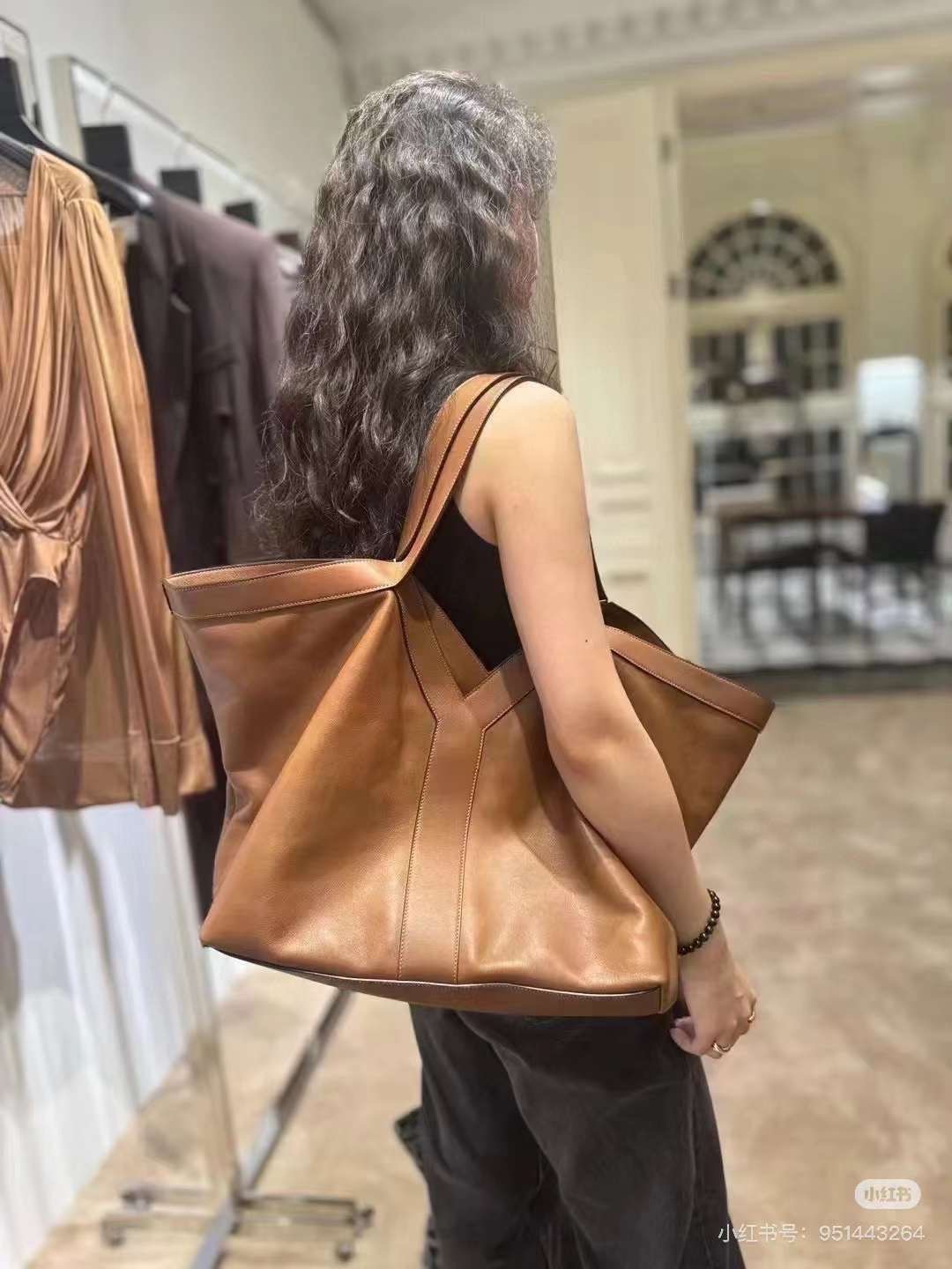 YSL Y TOTE IN LEATHER BAG กระเป๋าสะพายทรงโท้ทใบใหญ่ รุ่นใหม่ล่าสุด งานหนังแท้สวยเต็มใบ ดีไซส์เรียบหรูดูแพงอย่างแท้จริง ภายในโล่งกว้างมาก จุของได้เยอะสุด เอาใจสายแบกแต่ยังคงความหรูไว้ในตัวอย่างแน่นอน