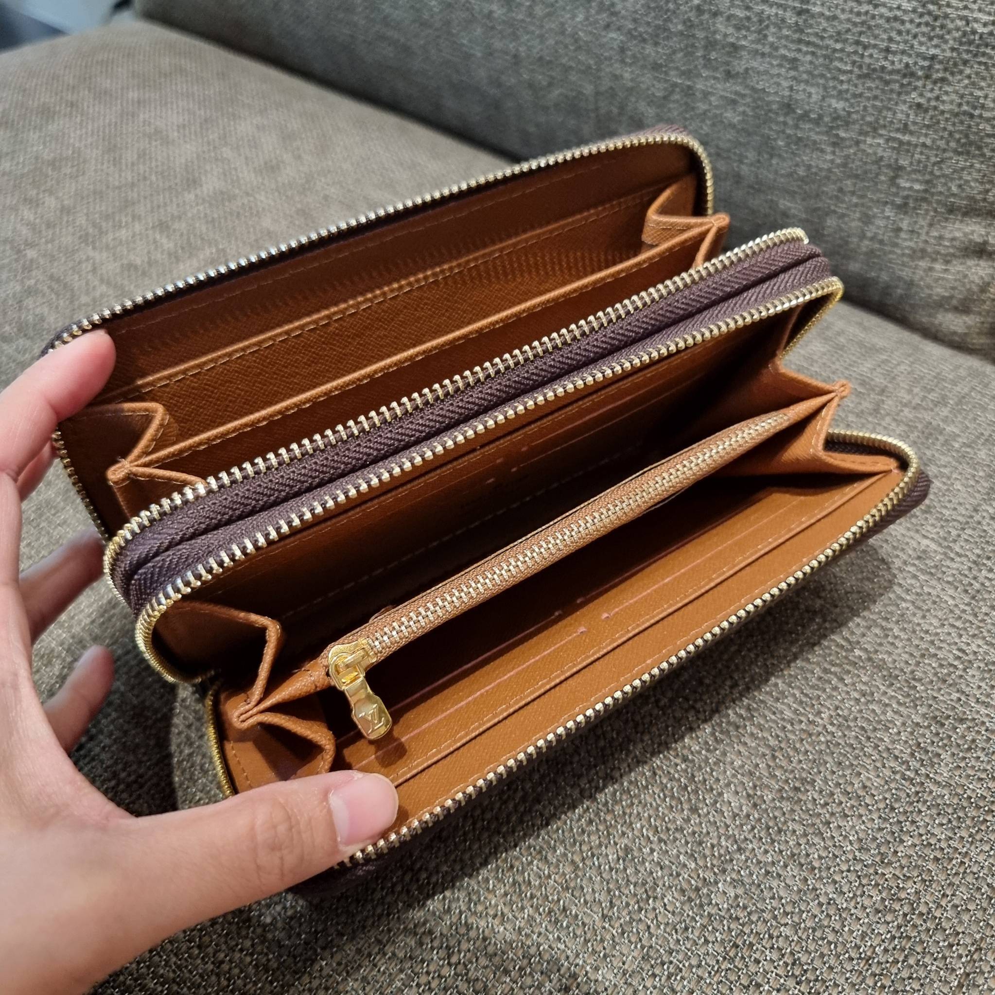 2ซิปก็ต้องมาแล้วแหละ!! IN STOCK แล้ว!! ด่วน!! เตือนแล้วน้า!!! LV long wallet ไอเท็มสุดฮิต ติดทุกกระแส แรงไม่เคยตก รุ่น unisex ที่จะหนุ่มๆสาวๆ ก็เลิฟได้หมด!! ใบยาวขนาดกำลังเหมาะมือ รอบนี้คือดี คุ้ม เพราะมาสองซิป ใส่กันแบบเน้นๆ เงินตุงกระเป๋ารับทรัพย์!! ถือ