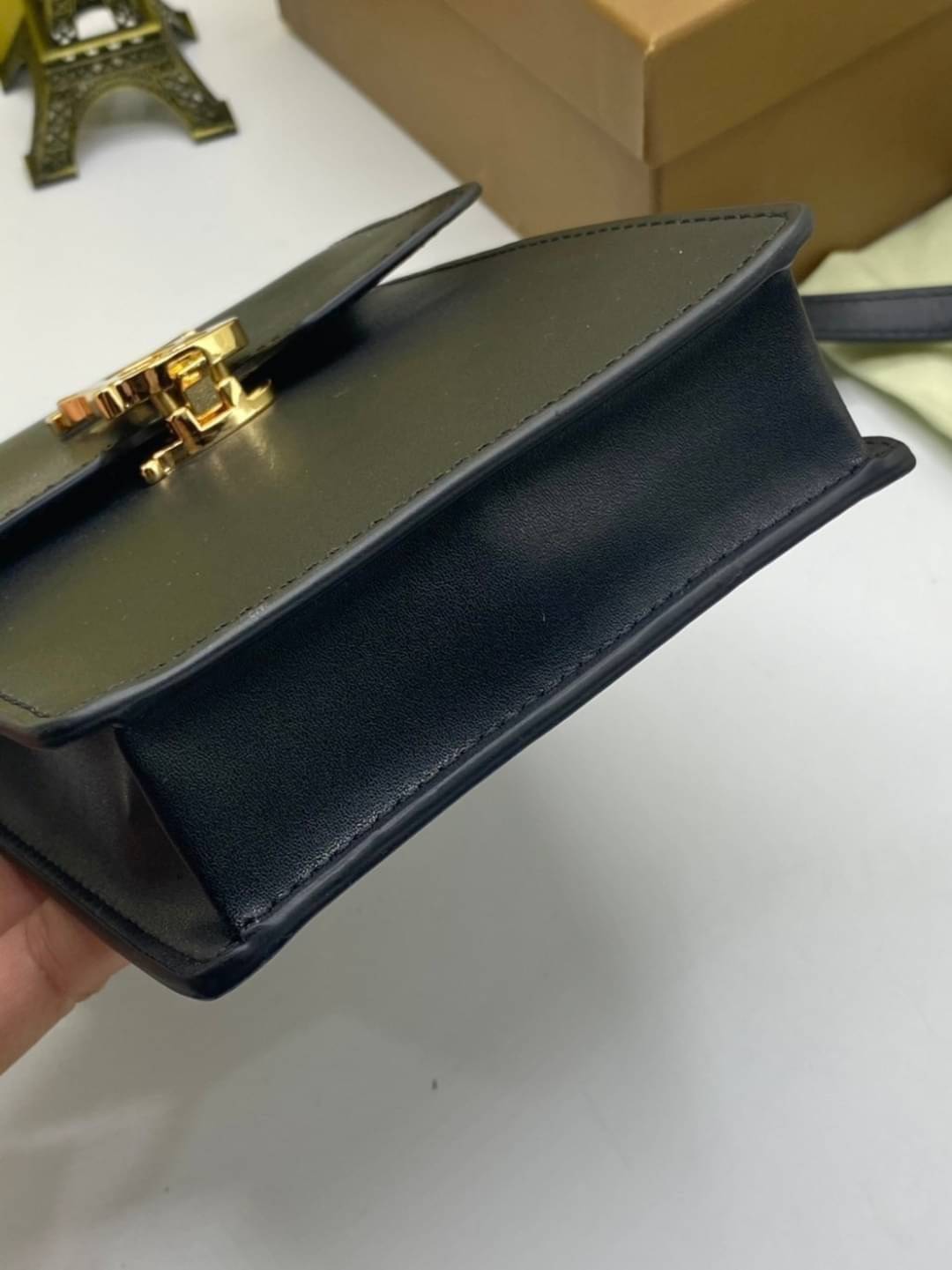 VIP GIFT 】หนังแท้ BURBERRY FRAGRANCES CROSSBODY BAG กระเป๋าทรงเหลี่ยมแนวตั้งดีไซน์สวยหรูอยู่ทรงมีโลโก้แบรนด์ด้านหน้า งานหนังดีที่สุด เปิดปิดด้วยฝาปิดสัญลักษณ์ตัวB ภายในโล่งสามารถใส่มือถือ iphone เงิน ของจุกจิกได้ สายสะพายหนังยาวถอดได้ปรับระดับได้ อะไหล่แบ