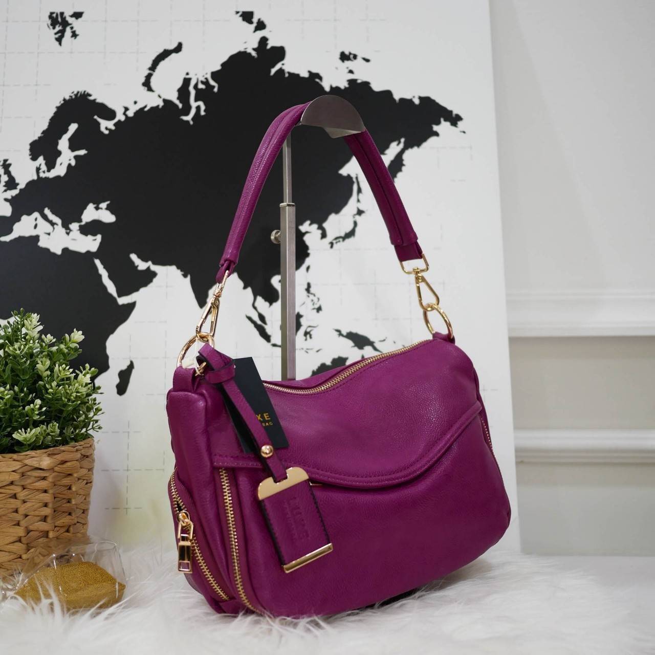 กระเป๋าถนอมสุขภาพไหล่ ใหม่ล่าสุดให้คุณได้ช้อปก่อนใคร Healthy bag จาก Luxe Light shoulder city bag กระเป๋าสะพายที่กล้าพิสูจน์ความเบา ดีต่อใจ สายสะพายไหล่เพิ่มความกว้าง ช่วยในการถ่ายเทน้ำหนัก ภายในบุผ้าเบาบางพิเศษ แต่ยังทนทานและไม่บกพร่องเรื่องฟังค์ชั่นใช้ง