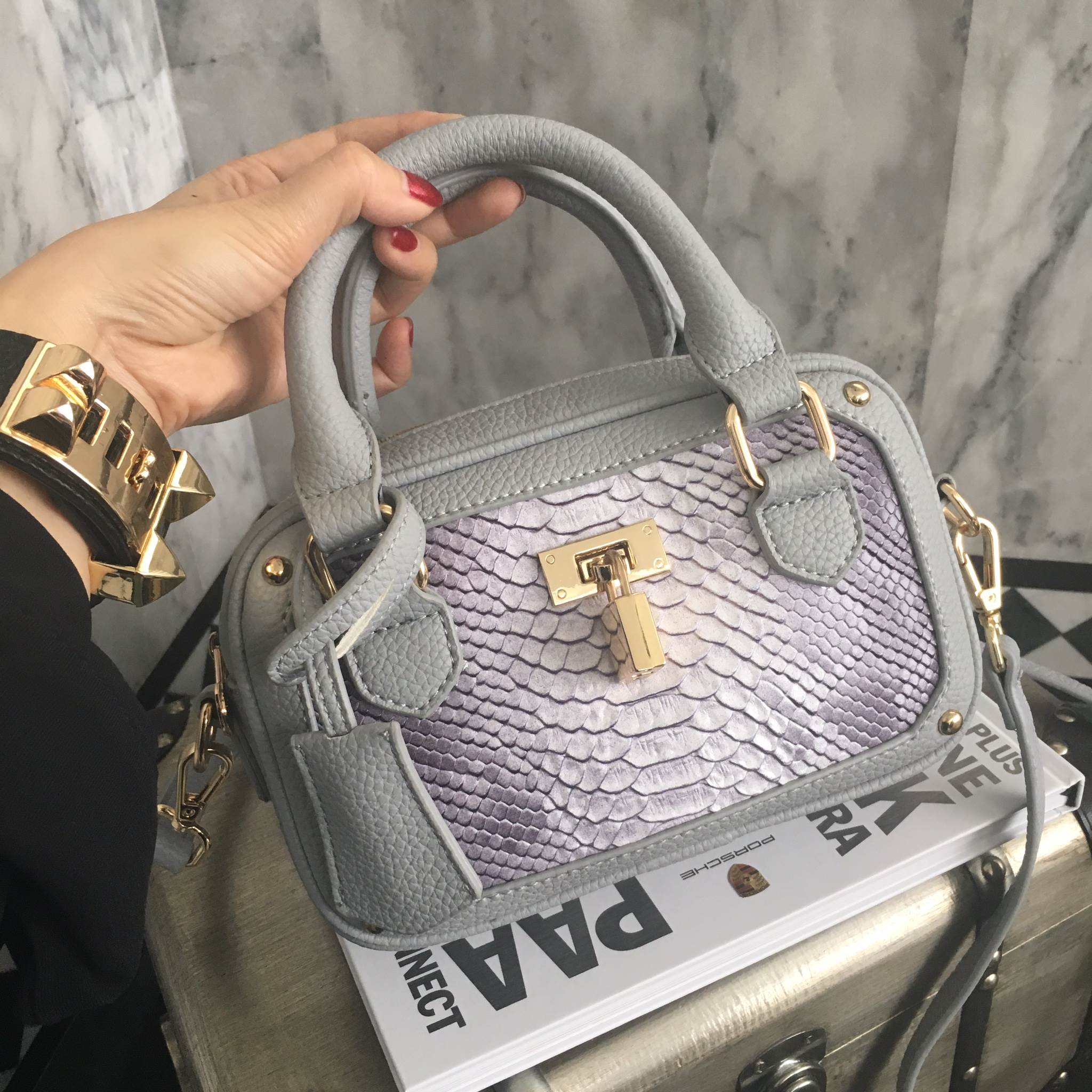 New arrival! KEEP Fancy shoulder bag กระเป๋า ถือ/ สะพาย ขนาดมินิ ตัดหน้งลายงู น่ารักมากคะ ใบนี้ ห้ามพลาดเลย การันตี ความสวย สะพายได้ทุก Look รุ่นนี้ มี 3 สี ดำ เทา ชมพู ภายใน สามารถใส่ โทรศัพท์ ได้ทุกรุ่น มีช่องแบ่งเก็บของ 2 ด้าน น้ำหนักเบา สายสะพาย ปรับไ