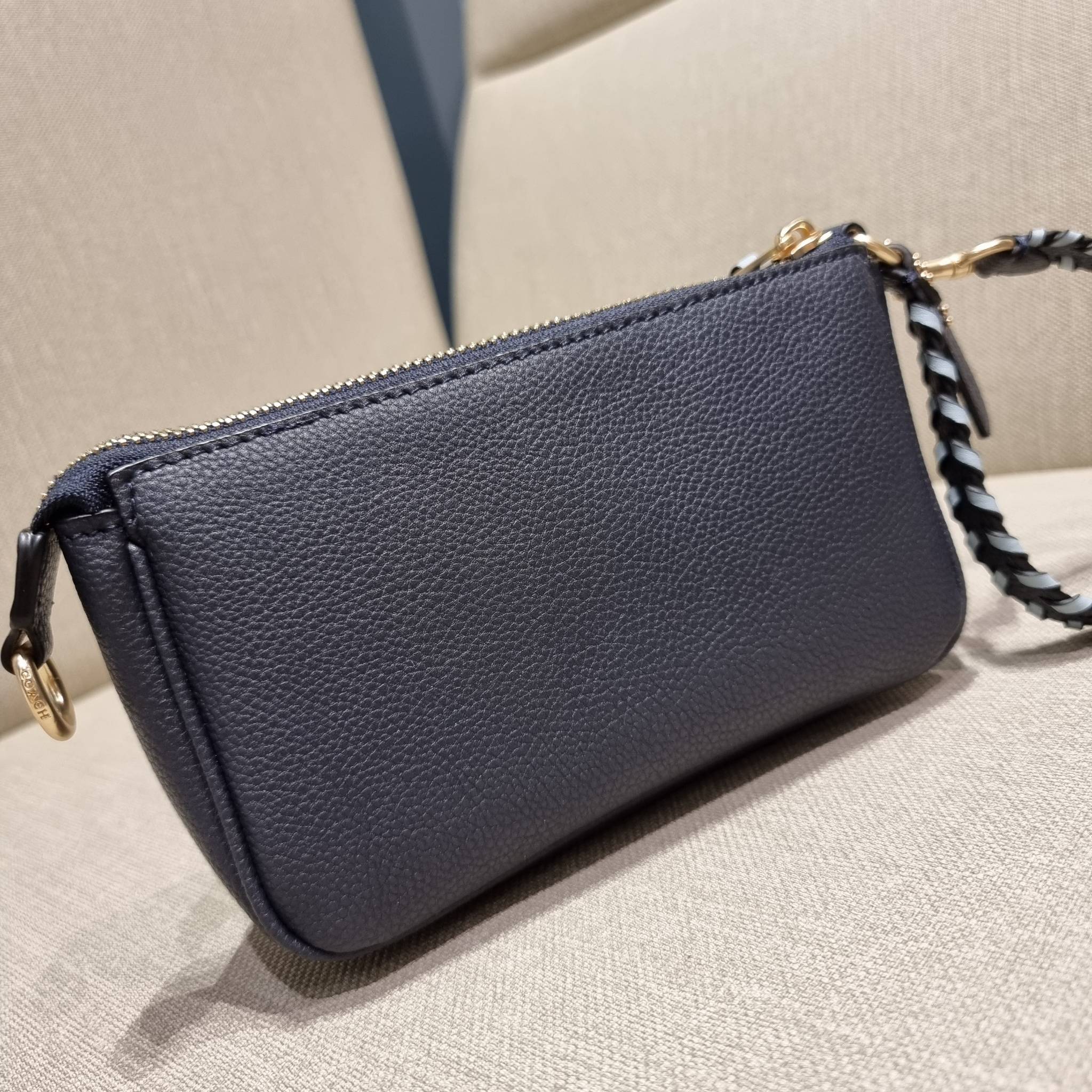 COACH C4233 NOLITA 19 WITH WHIPSTITCH คอลเลคชั่น rare item น่ารักน่าใช้ ในสไตล์คลาสสิค กระเป๋าทรงพอชขนาดมินิ ที่สามารถสะพายไหล่ และกึ่งคล้องมือใช้ได้ 2 สไตล์ ปรับสายให้มาเกี่ยวฝั่งเดียวเพื่อใช้เป็นคล้องมือ หรือปรับเกี่ยวอีกฝั่งใช้คล้องแขน คล้องไหล่ก็เก๋มา