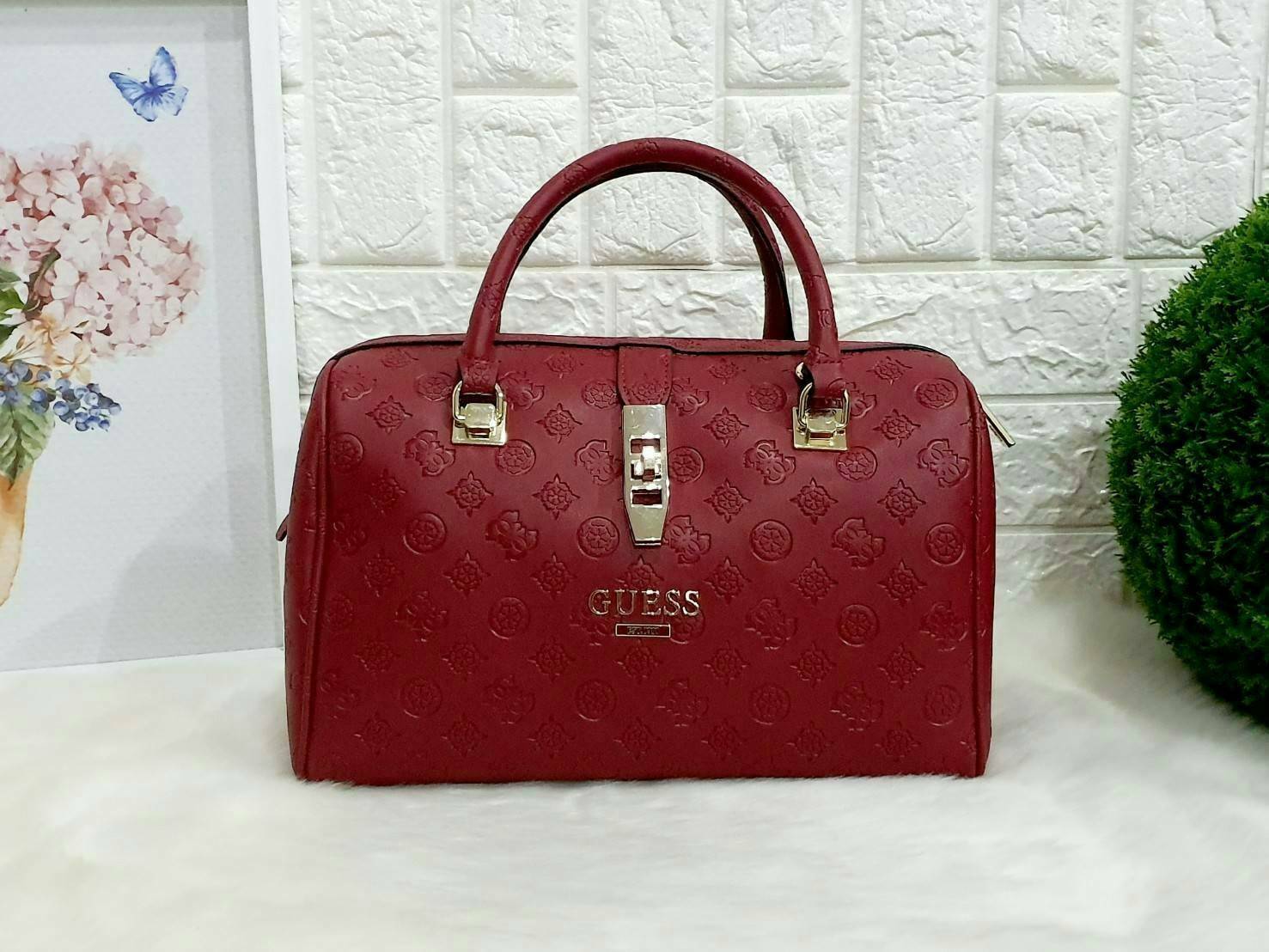 Guess Peony Classic Box Satchel คอลเลคชั่นใหม่สวยหรูจาก Guess กระเป๋าสะพายหนังนิ่มปั๊มแบรนด์รอบใบ ขนาดกำลังดี ฐานกระเป๋ามีหมุดรองฐานกันรอย หัวซิปปั๊มแบรนด์ ภายในกว้างจุของได้เยอะ มาพร้อมสายปรับและถอดออกได้ พร้อมส่ง 4 สี สวยทุกสี พลาดไม่ได้กับสาวยุคใหม่เลย