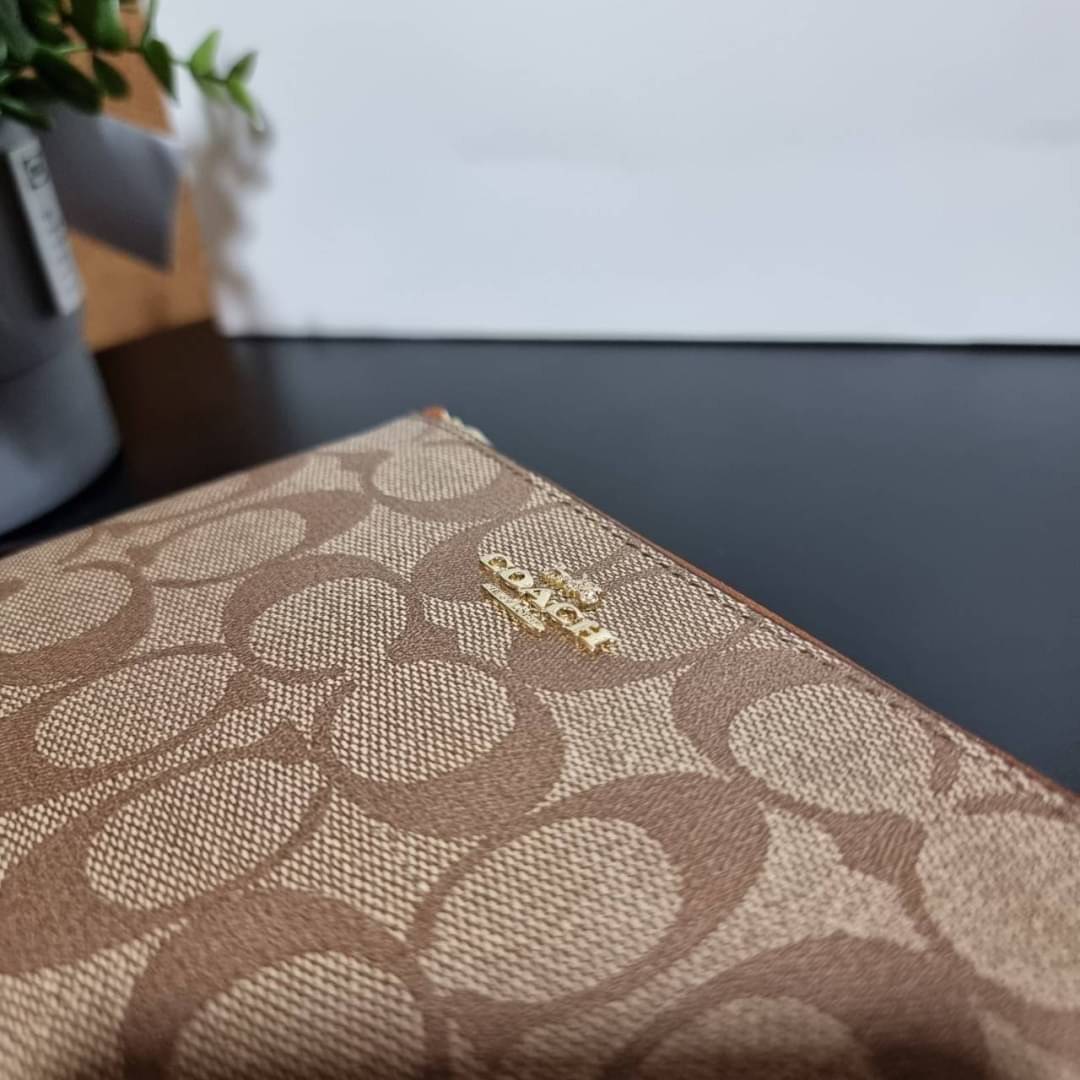 COACH F87591 DOUBLE CORNER ZIP WALLET IN SIGNATURE COATED CANVAS คล้องมือรุ่น 2 ซิป!! มาแล้วจ้า 🌟🤗 ไซส์นี้คือเหมาะมือจริงๆ พกง่ายเช่นเคย ไม่ต้องกังวลว่าจะเกะกะหรือกินพื้นที่กระเป๋าหลัก วัสดุหนังแคนวาสเคลือบลาย มีช่องหลักแยก 2 ช่อง ภายในบุผ