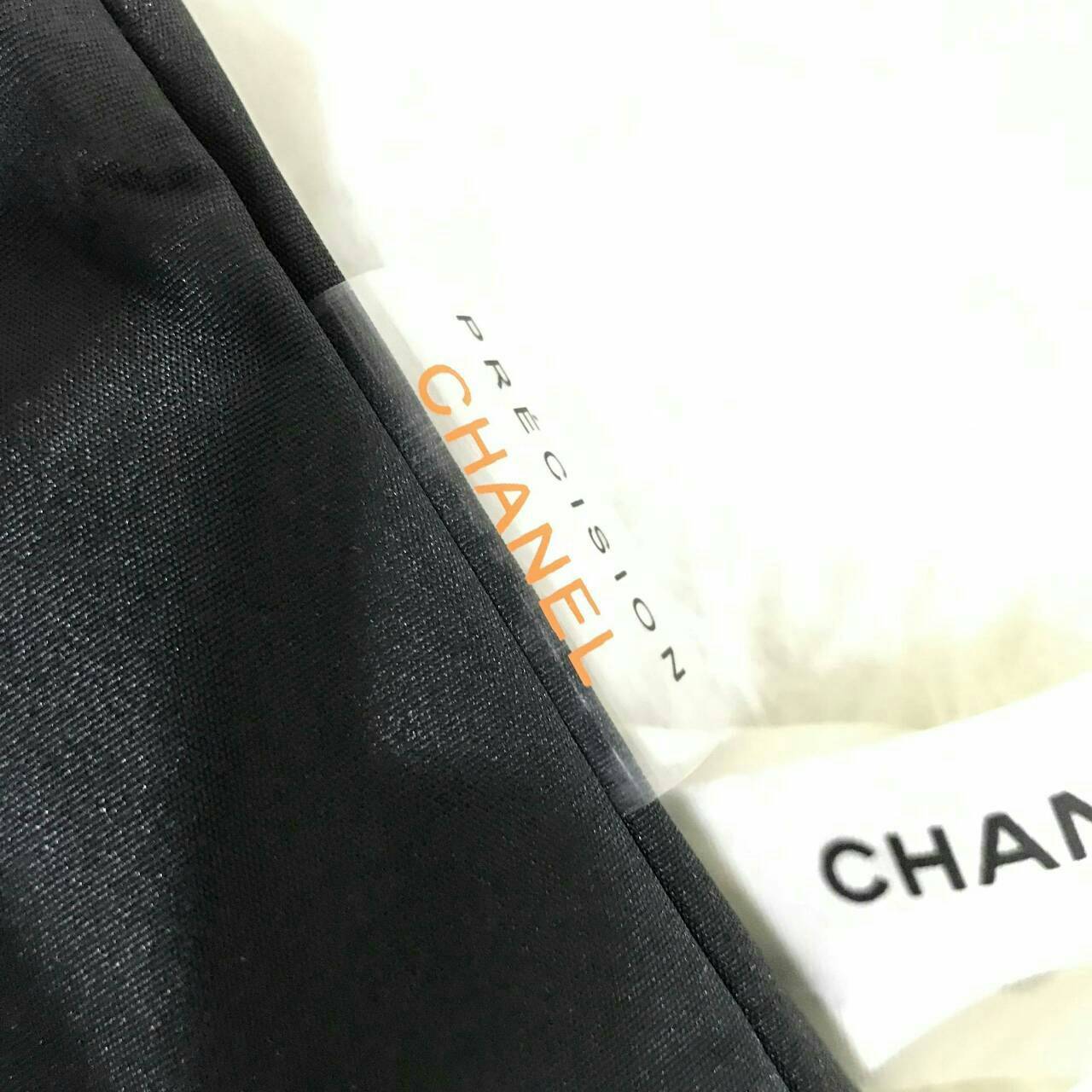 Must Have! Chanel Satin Shopping Bag กระเป๋าสะพายทรง Shopping Bag พรีเมี่ยมกิ้ฟ Limited Edition ของแท้ 100% นำเข้าจาก Chanel Perfume Counter ใบใหญ่วัสดุ SATIN ประดับคริสตัลสีดำโลโก้ CC สุดคลาสสิค ซับใน Polyester 100% เปิดปิดด้วยกระดุมแม่เหล็ก น้ำหนักเบา จ