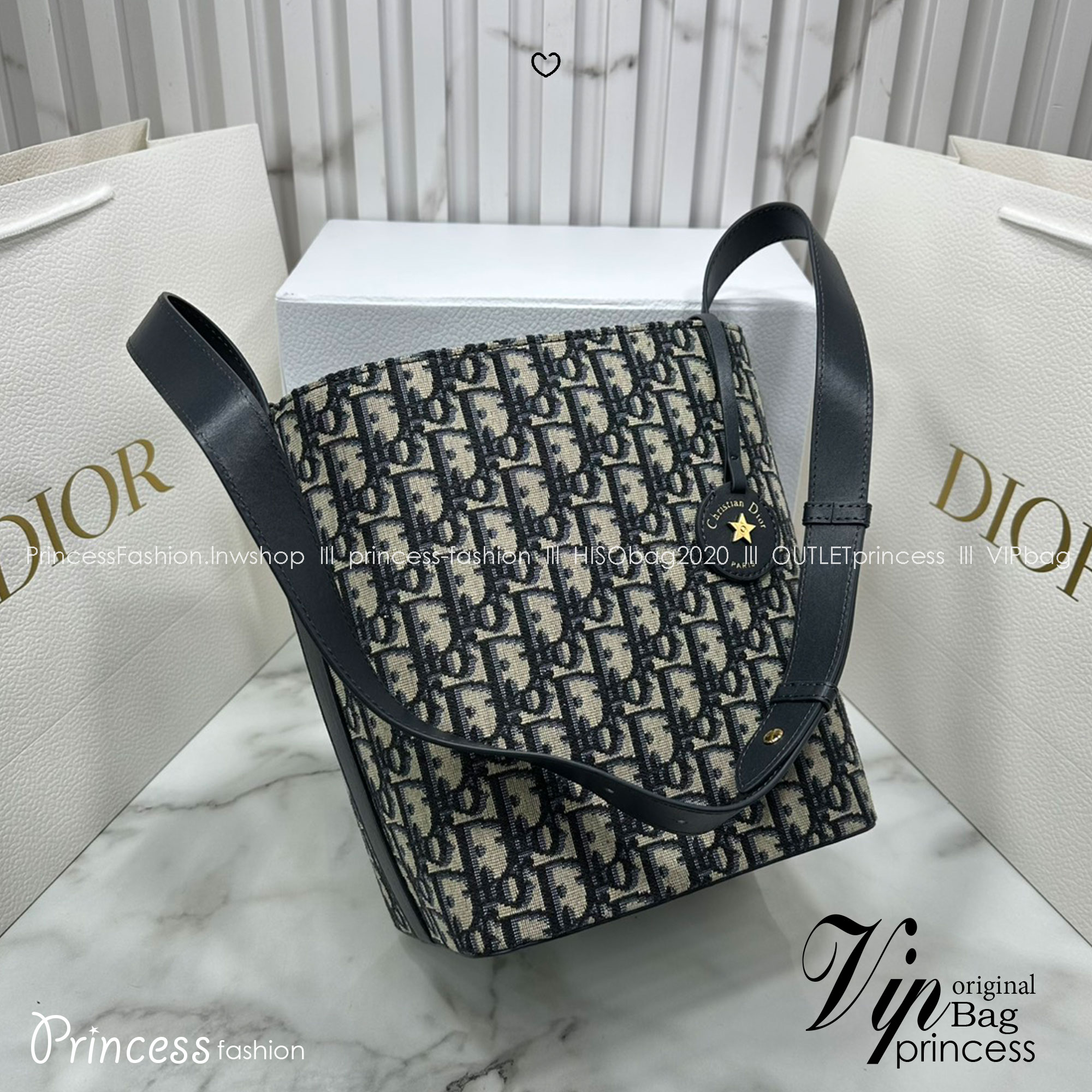 ORI หนังแท้ | DIOR Small Diorstar bucket bag Oblique jacquard fabric กระเป๋าสะพายทรงบัคเก็ต รุ่นใหม่ Cruise 2026 โดดเด่นด้วยดีไซน์ที่ง่ายต่อการใช้งานและมีประโยชน์ใช้สอยหลากหลาย