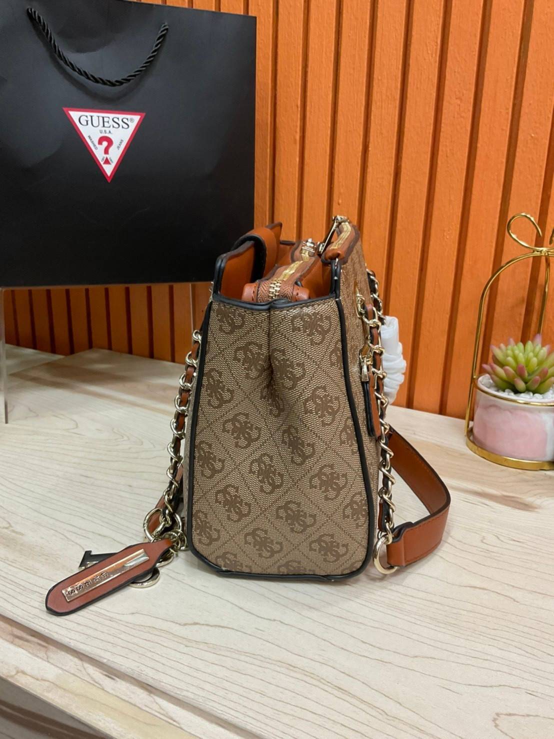 กระเป๋าสะพายไหล่ Guess Logo City Small Society Satchel กระเป๋าสะพายไหล่ ขนาดกำลังดี วัสดุ pu สวยอยู่ทรง มาพร้อมพวงกุญแจน่ารักๆ ถอดออกได้ ด้านหน้าประดับโลโก้แบรนด์ เปิดปิดด้วยซิป มี 2 ช่องหลักใช้งาน ภายในช่องซิปหน้าแยกเป็นสัดส่วนการใช้งาน ซิปช่อง 2 โล่งกว้