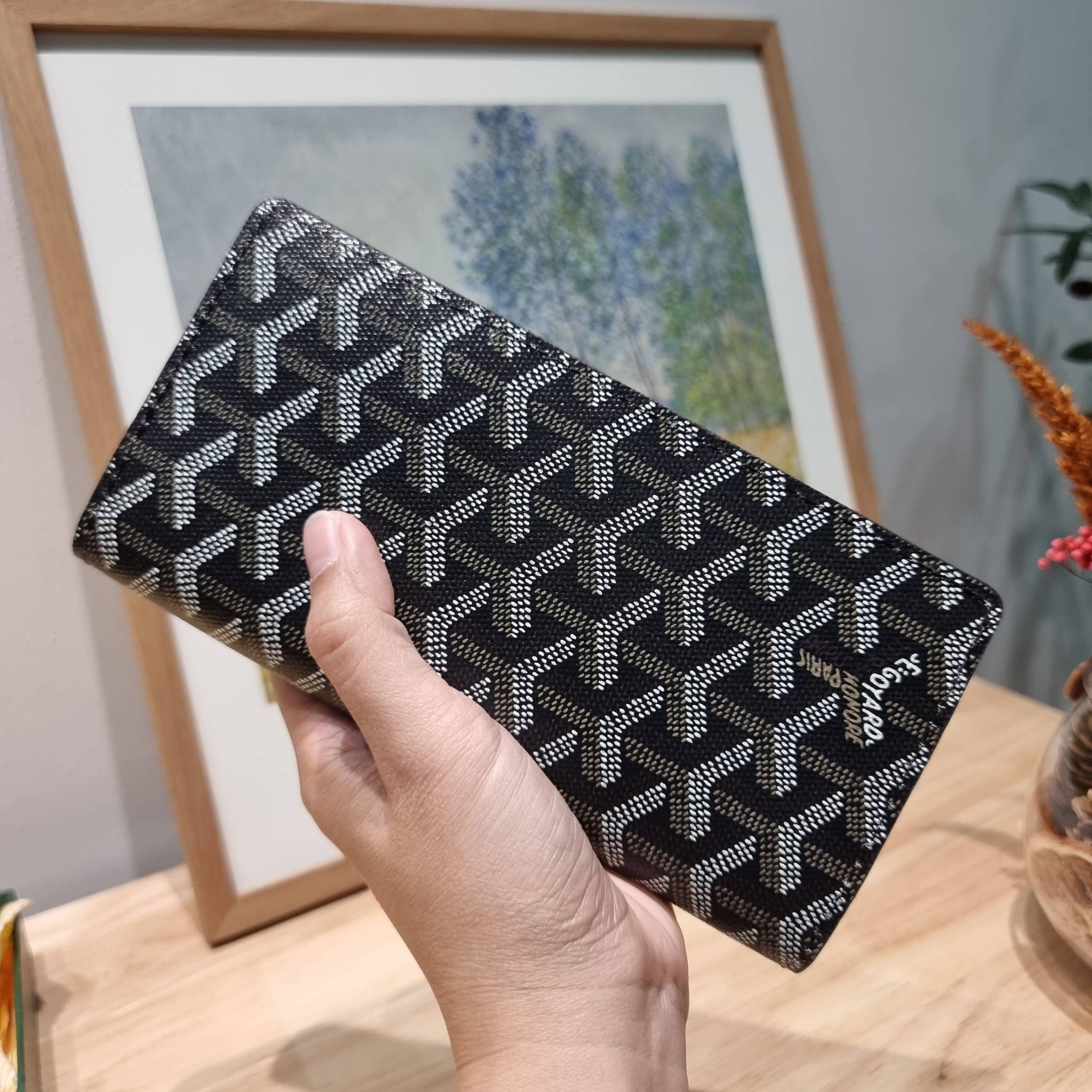 Goyard Bi Fold Long Wallet / GOYARD FLAP WALLET / Goyard Long Wallet กระเป๋าสตางค์ใบยาว รุ่น unisex ที่ใช้ได้ทั้งหนุ่มๆและสาวๆ ไอเท็มนี้ตอบโจทย์สำหรับคนที่ชอบเก็บบัตรเยอะๆ