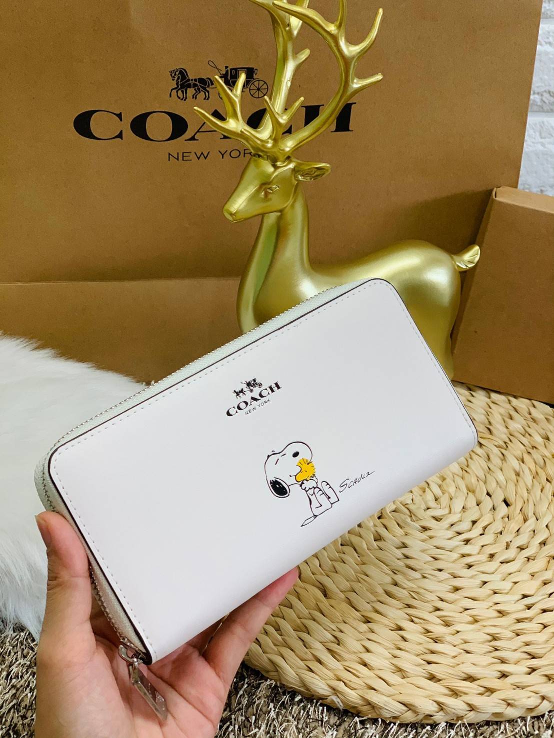 ของแท้ 💯% COACH X PEANUTS SNOOPY ACCORDION ZIP AROUND LEATHER WALLET (ดำ//ชมพู//น้ำตาล//ขาว)