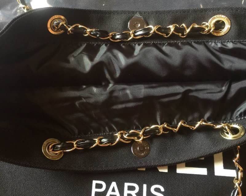 Chanel Shopper's Tote (โซ่สีทอง) สินค้าใหม่จากเค้าเตอร์เครื่องสำอางค์/น้ำหอม กระเป๋าแบรนด์ Chanel VIP Gift Bag ทำจากผ้าแคนวาสหนา บุด้วยผ้าซับอีกชั้น ด้านหน้ามีโลโก้แบรนด์ ตรงอะไหล่ปั้มแบรนด์ทุกจุด ตัวสายทำจากโซ่ เรียบ หรู ดูดี สะพายไปทำงาน ไปเที่ยวก็