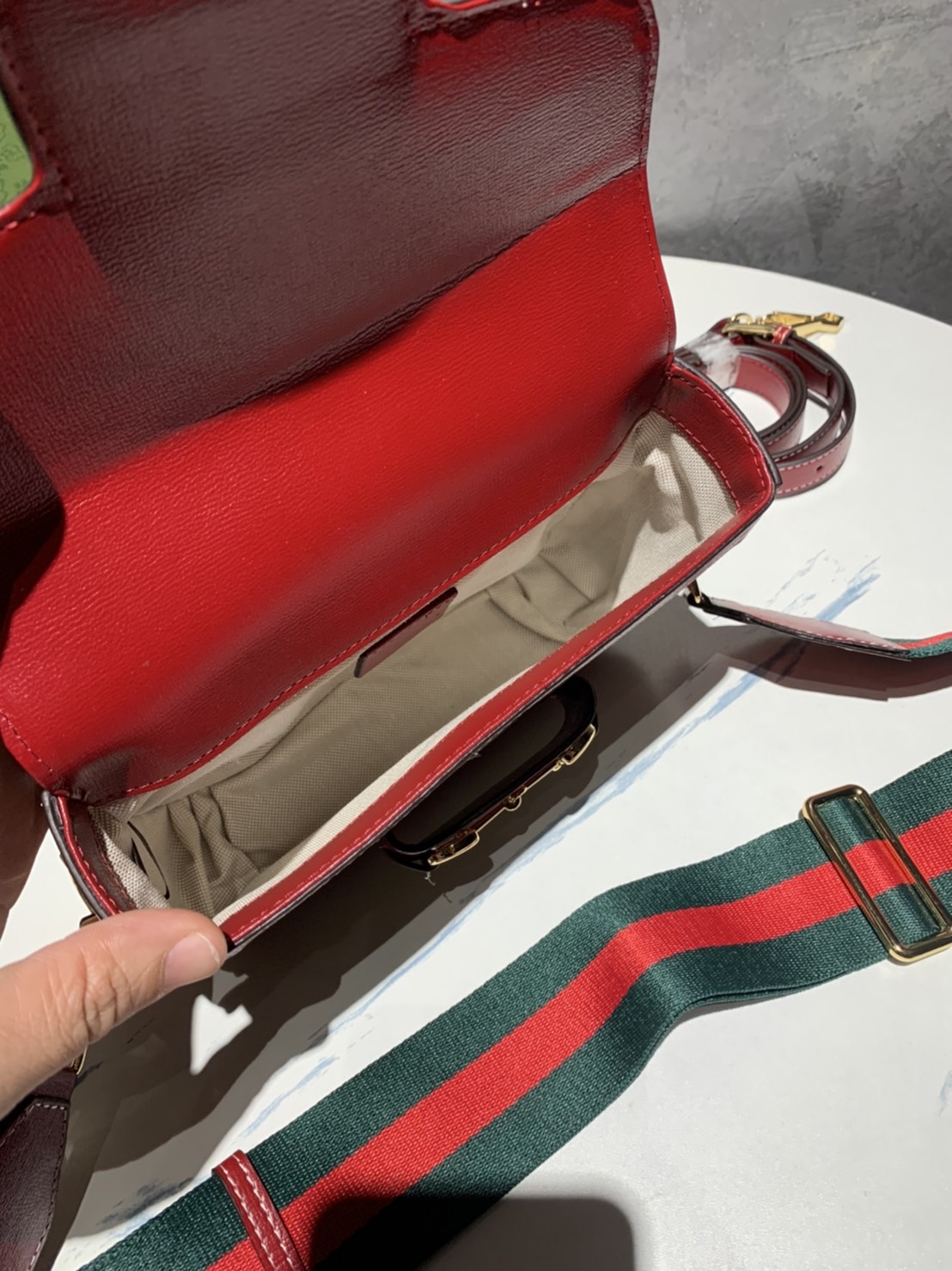 หนังแท้ GUCCI Horsebit 1955 mini bag GG Supreme canvas ที่สุดของรุ่นที่ฮอตหนักมาก คอลเลคชั่นที่ยอดขายดีตั้งแต่วันแรกที่ลง shop ด้วยรูปทรงที่กะทัดรัด ตอบโจทย์ได้ทุกลุค ทุกไลฟ์สไตล์ ใช้งานได้ง่ายคล่องตัว เรียกได้ว่าใครไม่มีได้ยังไง สวยขนาดนี้!!