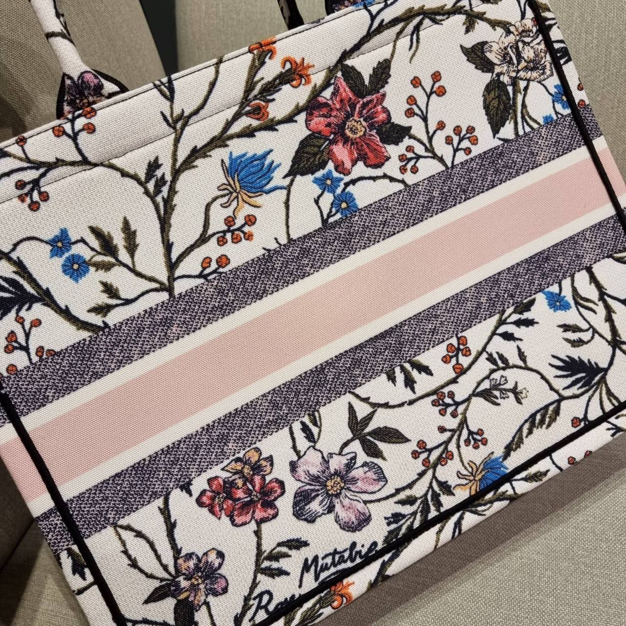 VIP 】HOT ARRIVAL!! DIOR CD SHOPPING BAG WITH GWP กระเป๋าทรงช้อปปิ้งใบใหญ่ จุใจ!! พรีเมี่ยมกิ๊ฟรุ่นดับเบิ้ลฮอต ดีไซน์คลาสสิควินเทจ สวยหรู วัสดุผ้าแคนวาสลายกราฟฟิค ภายในโล่งกว้างมากๆ ใส่ของจุสุดๆ โน้ตบุ้ค ไอแพด กระเป๋าสตางค์ มือถือ หรือเสื้อผ้ายังได้ สะพายค