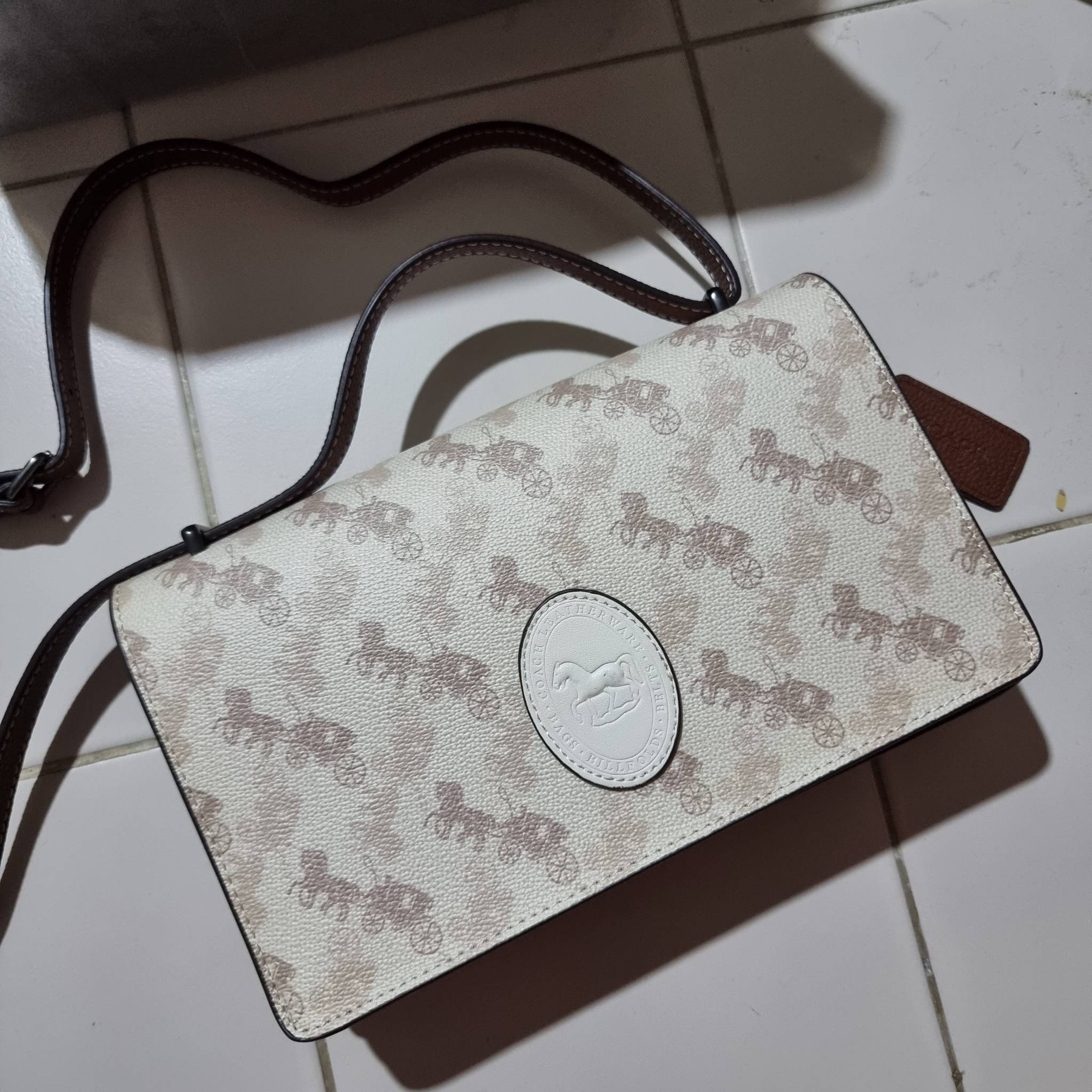 OUTLET 】COACH 88343 CAMILLE CROSSBODY WITH HORSE AND CARRIAGE PRINT AND ARCHIVE PATCH คอลเลคชั่นหายาก ที่สาวๆตั้งตารอ!! ด้วยดีไซน์ลุคผู้ดี ตกแต่งลวดลายออกมาดูโดดเด่น กับกระเป๋าสะพายที่ปรับใช้ได้หลายหลายสไตล์ สะพายไหล่สายคู่ สะพายข้างสายเดี่ยว หรือจะเอาสาย