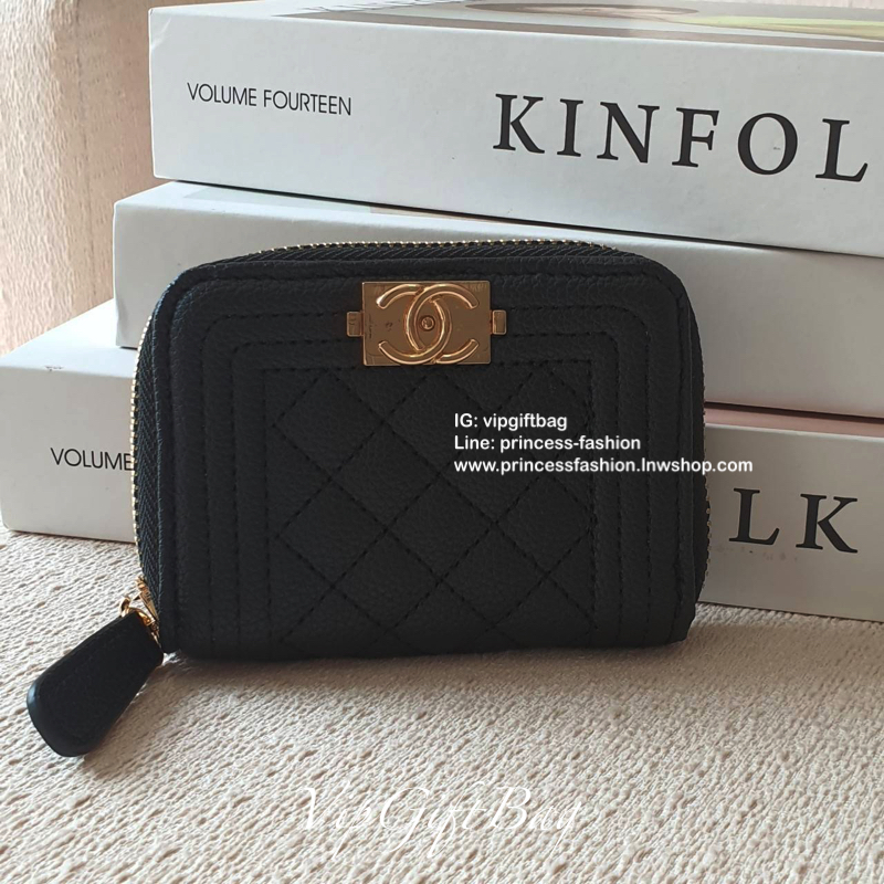 กระเป๋าสตางค์ใบสั้น แนะนำรุ่นนี้คะ งานพรีเมี่ยมกิ้ฟท์จากเค้าเตอร์ต่างประเทศ **ทรงสวยหรู หนังสัมผัสลายด้าน จากแบรนด์ CHANEL (GWP) ด้านหน้ามีโลโก้แบรนด์ CC สีทองหรู **อะไหล่สีทองทั้งใบ เปิดปิดด้วยซิปมีที่จับหนัง ปั้มป้าย MADE IN ITALY 🇮🇹 ด้า