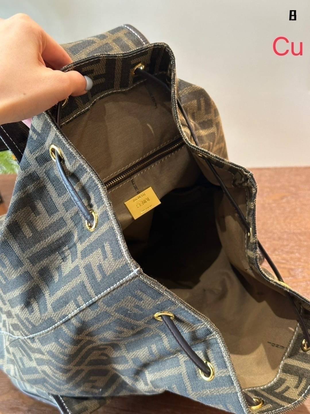 FENDI Zucca Monogram Backpack with 2 pocket กระเป๋าเป้ FF ใบใหญ่จุของได้เยอะ ภายในโล่งกว้าง พร้อมช่องใส่ของด้านหน้าสะดวกใช้งาน นานๆจะมีมาในรูปแบบเป้ให้ครอบครองกันค่า! วันไหนๆ ในไทยหรือ ตปท.ใบเดียวจบ!!