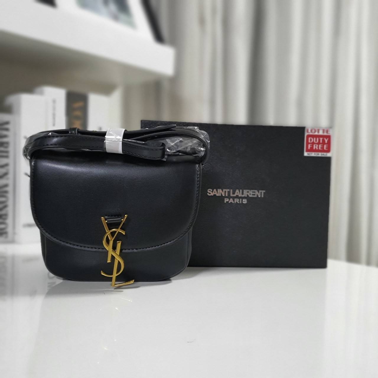 VIP 】YVES SAINT LAURENT YSL BAG VIP GIFT WITH PURCHASE (GWP) พรีเมี่ยมกิ้ฟ Limited Edition จาก YSL DUTY FREE COUNTER วัสดุหนังPu ทรงสี่เหลี่ยมหนังสวยหรูอยู่ทรงเปิดปิดด้วยฝาปิดโลโก้แบรนด์อะไหล่ทองวินเทจ ภายในโล่งมีช่องหลัก และช่องใส่บัตรสามารถใส่มือถือของใ
