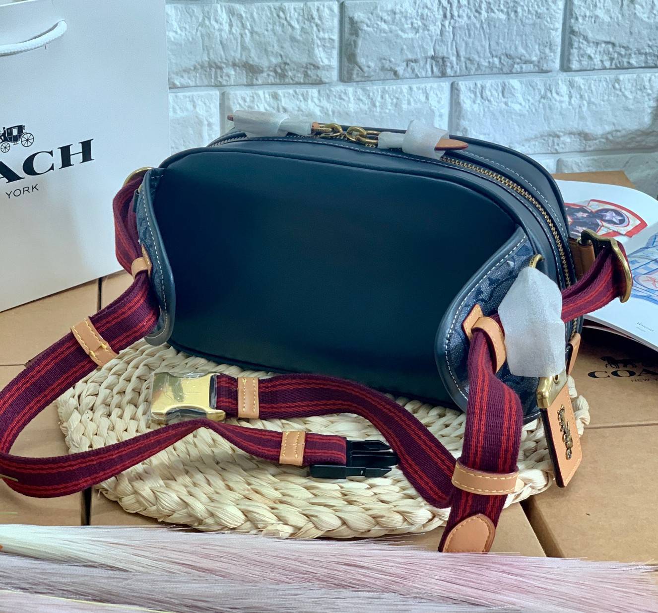 COACH BELT BAG IN SIGNATURE CHAMBRAY (3685) ❤️ใช้ได้ทั้งชาย//หญิงค่ะ กระเป๋าคาดอก วัสดุผ้าแคนวาส+หนังแท้ค่ะ ด้านหน้ามีช่องซิปขนาดกลาง ใส่มือถือได้ค่ะ ช่องซิปหลักเปิดปิดแบบซิปคู่ ภายในกว้าง ใส่ของจำเป็นได้ครบเลยนะคะ มีช่องซิปสำหรับใส่ของจุกจิกให้อีก