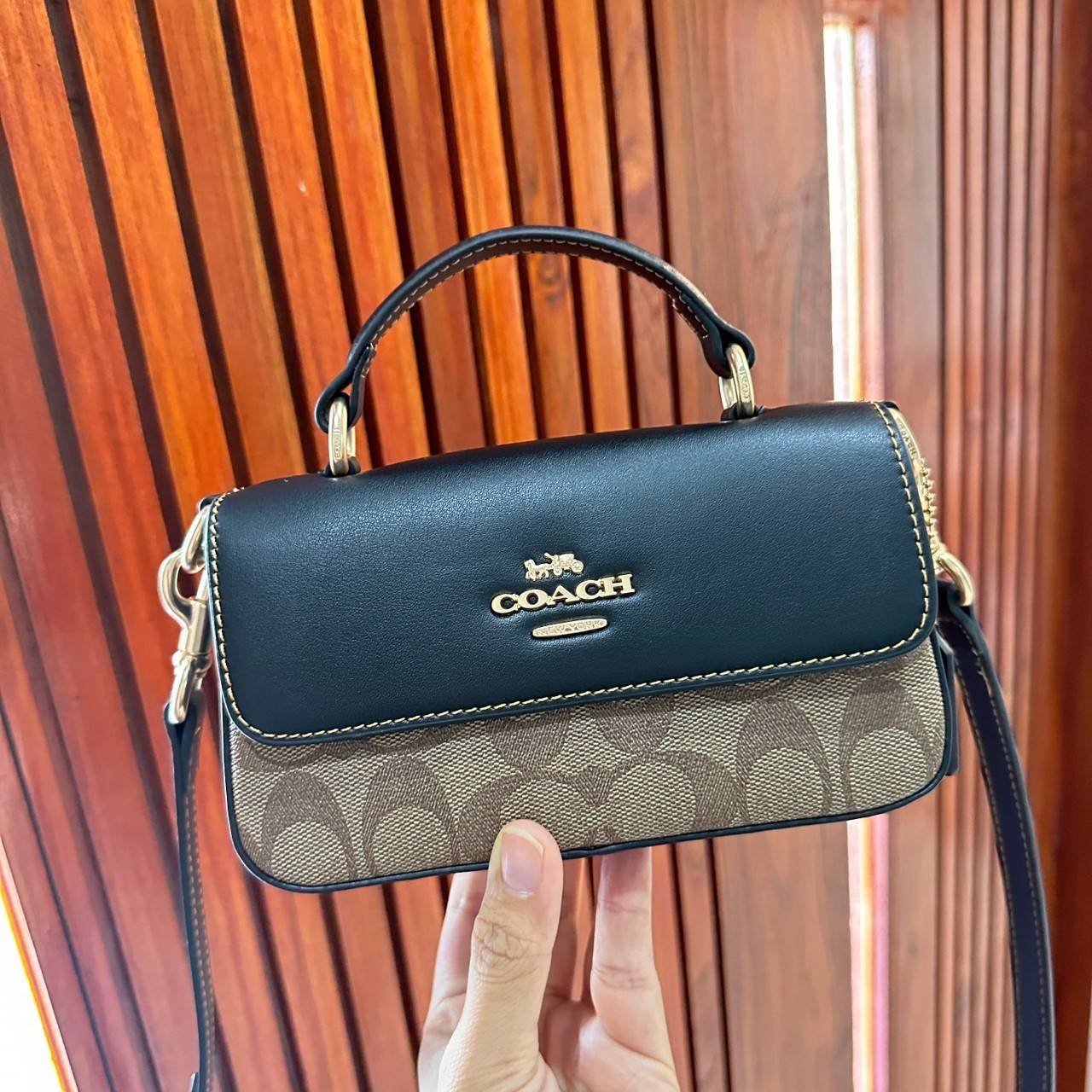 Coach Mini Josie Top Handle Crossbody In Blocked Signature Canvas (cc340) ใหม่ล่าสุด กระเป๋าสะพายหรือถือใบเล็กกระทัดรัด วัสดุหนังตัดขอบหนังแท้ ภายในช่องโล่งกว้างสามารถใส่โทรศัพท์ iPhonePro max ได้ มีช่องใส่บัตรเครดิต 2 ช่อง เปิดปิดด้วนกระดุมแป๊ก ซับในผ้า 