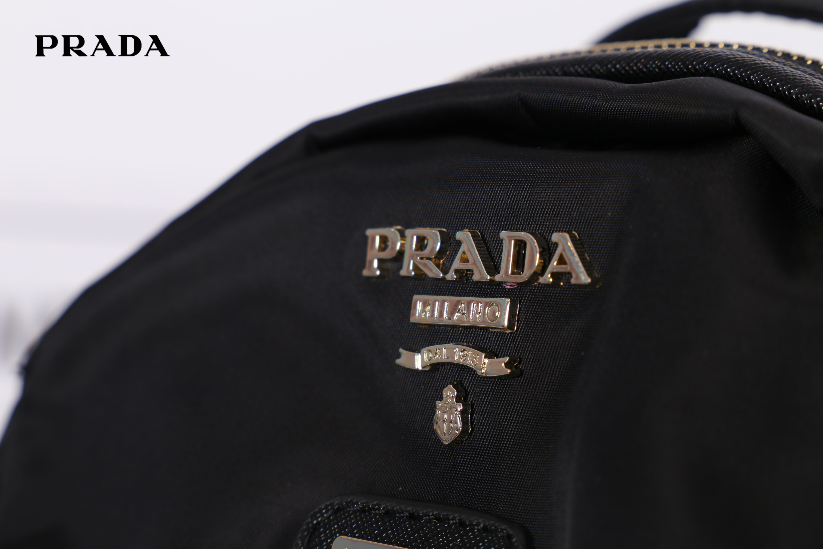Prada Nylon Backpack สินค้า Premium gift วัสดุผ้า Nylon คุณภาพดี วัสดุอะไหล่ทองสวยหรู น่าใช้ ดีไซน์คลาสสิค ด้านหน้ามี 1 ช่อง มีตัวล๊อก ตัวช่องสามารถใส่ Ipad ได้ ด้านข้างมีช่องใส่ของจุกจิกได้ทั้งสองฝั่ง รุ่นนี้เปิดปิดแบบซิป ด้านในโล่งกว้าง จุของได้เยอะเลยค