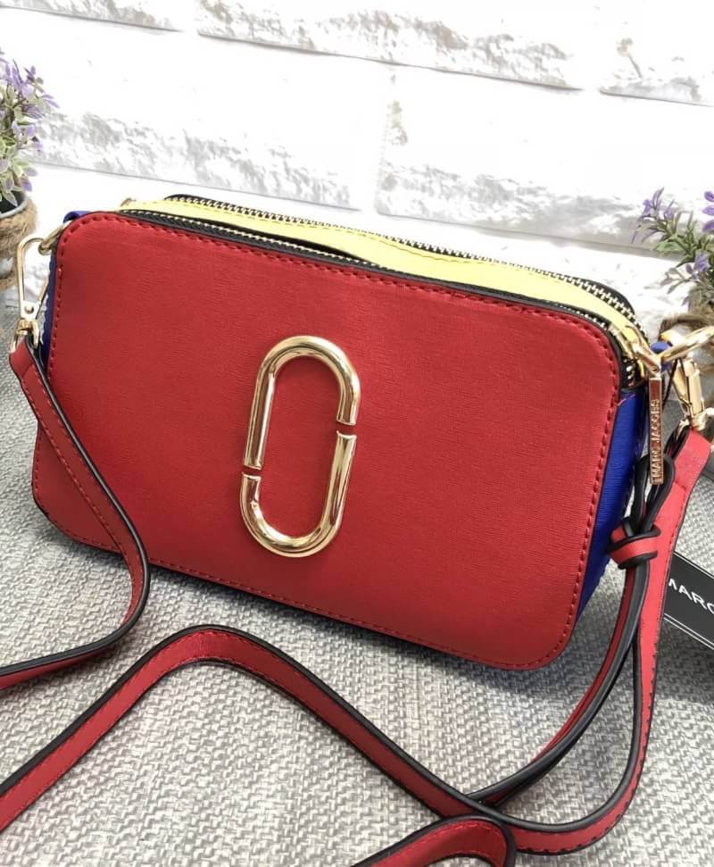 MACR JACOBS NEW YORK 2 ZIP กระเป๋าสะพายข้างหรือ crossbody ได้ค่ะ มาพร้อมสายสะพายมา 2 สาย ถอด และปรับระดับ ได้ทั้ง 2 สาย สลับใช้ไม่จำเจ ด้านหน้าตประดับ logo สวยหรู มี 2 ช่องซิปใส่ของ ภายในจุได้พอประมาณ มีช่องซิป และช่องเล็กใส่ของจุกจิก ที่จับซิปเป็นพวงหนัง
