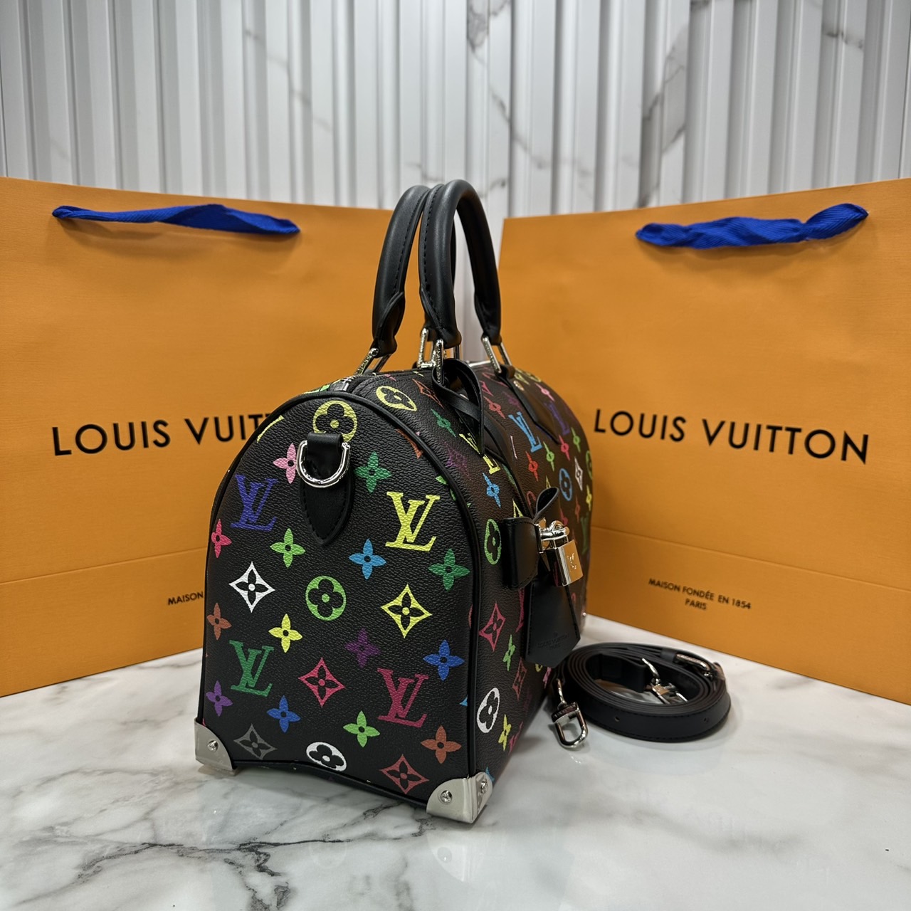 LV x TM Speedy Bandoulière 25 bag กระเป๋าทรงหมอน รุ่นใหม่ท็อปฮิต สวยหรูโดดเด่น มีชีวิตชีวาในคอลเล็คชั่น LV x Murakami ด้วยลายโมโนแกรมสุดไอคอนิกเปี่ยมสีสันที่รังสรรค์ขึ้นใหม่
