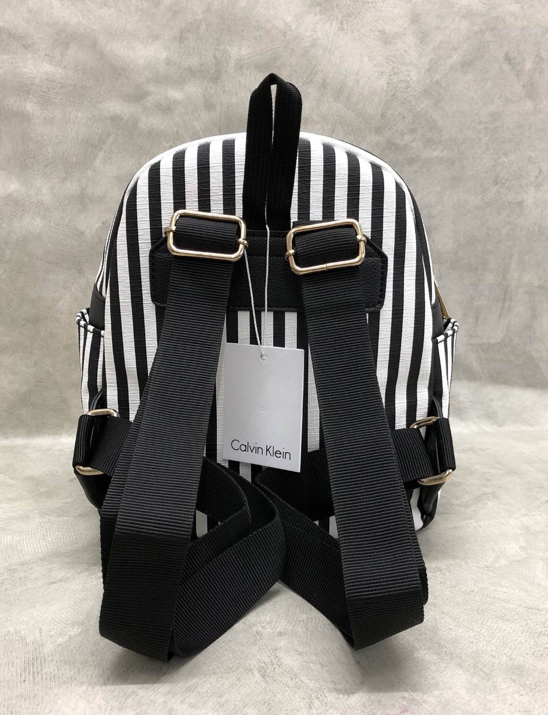 Calvin Klein mini backpack bag กระเป๋าเป้ วัสดุหนัง pu. หนังนิ่ม น้ำหนักเบาด้านหน้า มีช่องซิปเล็ก พร้อมประดับ logo brand ด้านข้างซ้ายขวา มีช่องเล็ก เปิดปิดกระเป๋าด้วยซิป ด้านในโล่ง มีช่องซิปเล็ก 1 ช่อง ซับในผ้าลายแบรนด์อสายสะพายปรับ freesize.ระดับตามคขนาด