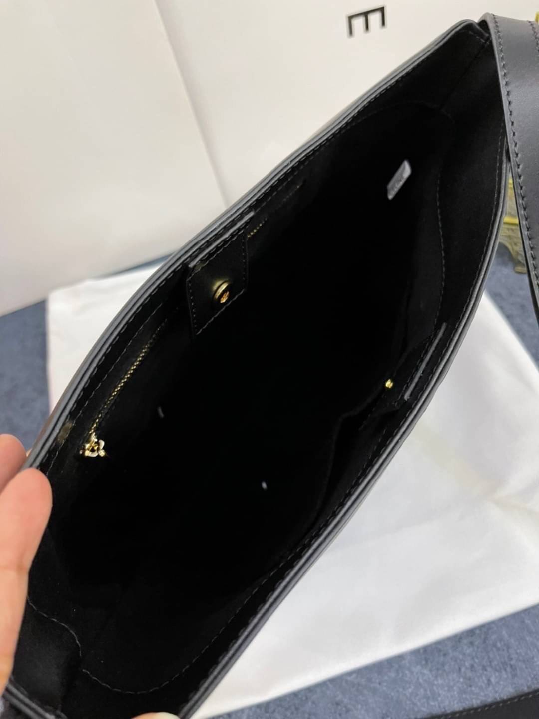 หนังแท้ CELINE SMALL BUCKET CUIR TRIOMPHE IN SMOOTH CALFSKIN / CELINE BUCKET BAG CUIR TRIOMPHE พร้อมส่งที่ไทย คอลเลคชั่นใหม่ ฮิตข้ามปี กับกระเป๋าสะพายทรงถัง ใช้งานง่ายที่สุด สายสะพายในตัว ปรับใช้ได้เลย วัสดุหนังวัว เรียบหรู ผู้ดีไปอีก โดดเด่นด้วยโลโก้เอกล