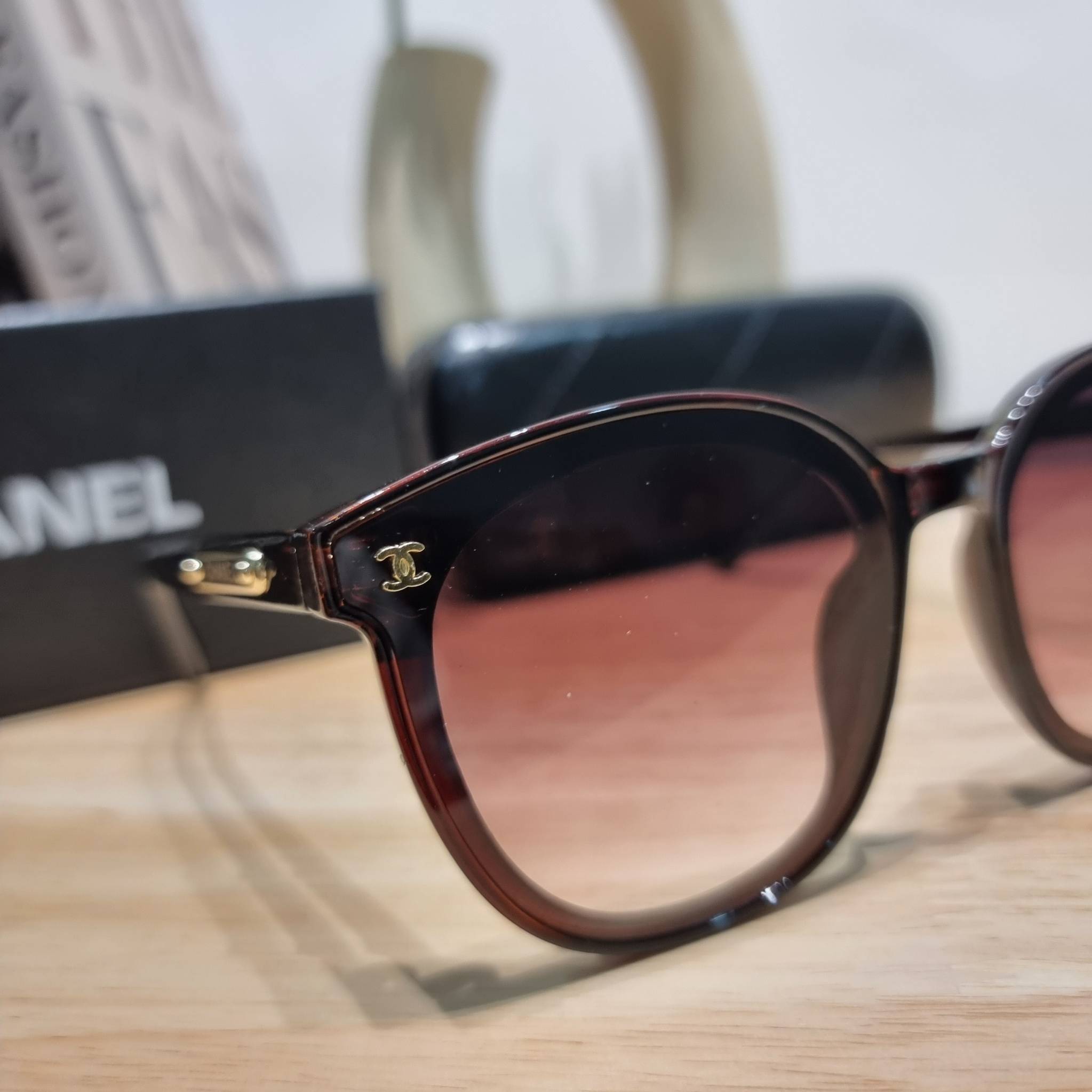 Chanel eye-glasses UV protection gift Box set สุดคุ้ม มาพร้อมอุปกรณ์ครบเซ็ท ดีไซน์ชิคมากแม่!! รับรองไม่ซ้ำใคร ใส่เสริมโหงวเฮ้ง ดูผู้ดี มีพกติดตัวไว้ไม่ตกเทรนด์ ใช้ได้ทุกโอกาส ทุกสถานการณ์ ใส่ที่บ้านถนอมสายตา