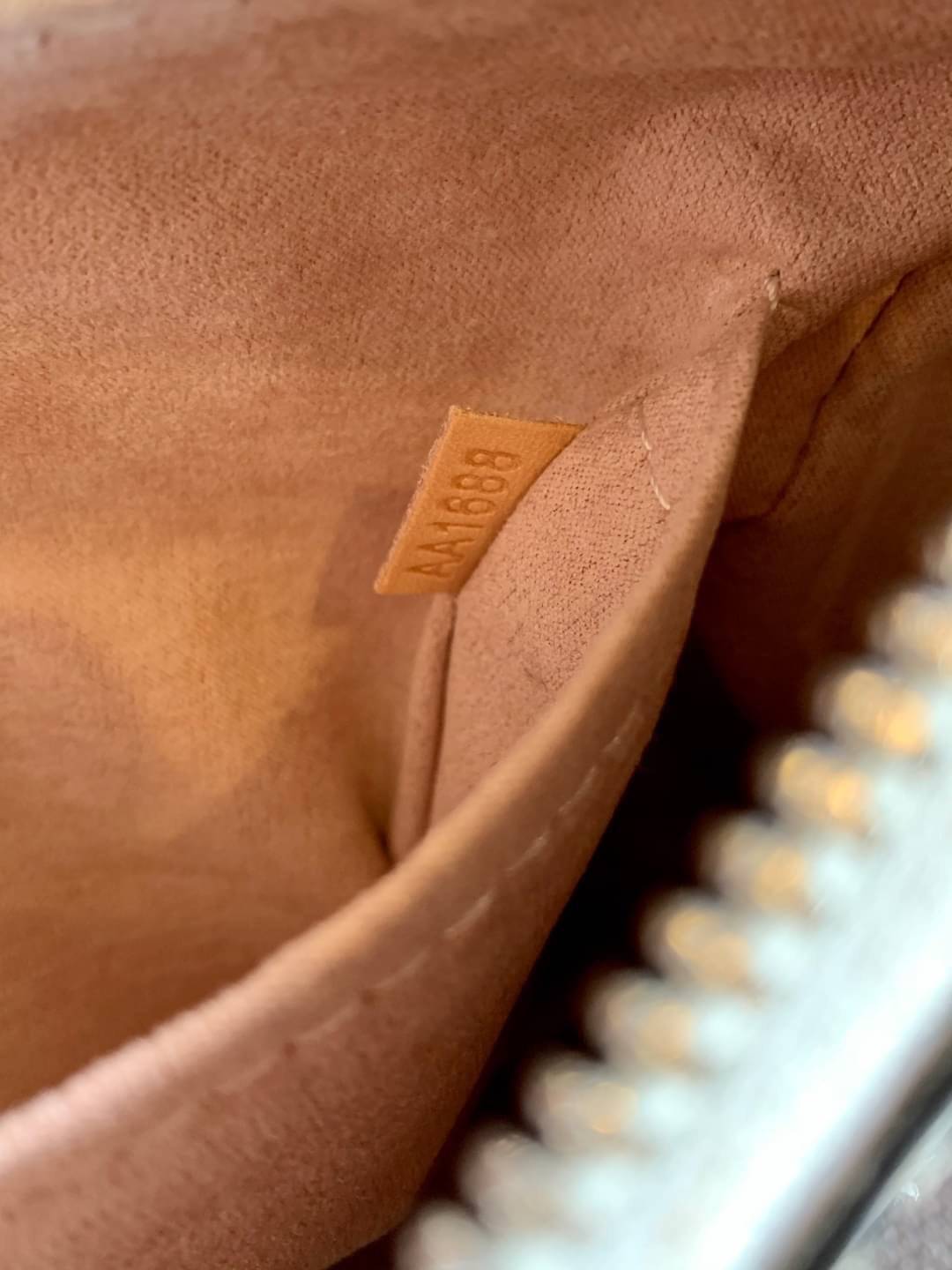 VIP 🥂 LOUIS VUITTON MARELLR EPI LEATHER รุ่นนี้ลายหนังเป็นลายไม้ มีโลโก้แบรนด์แบบฉลุด้านหน้า มาพร้อมกระเป๋าใบลูกแบบซิปจัดเก็บได้ตรงช่องด้านหน้า สามารถถอดออกแยกใช้งานได้ต่างหากนะคะ เปิดปิดกระเป๋าแบบซิป ภายในโล่ง สามารถใส่กระเป๋าเงินใบยาวได้;ของจุกจ