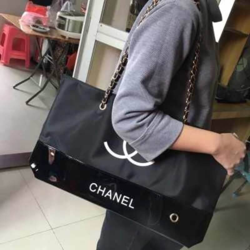 New Gorgeous☆☆ กระเป๋าใบใหญ่ทรง Tote จากแบรนด์ Chanel VIP gift Bag ทำจากผ้าหนา Polyester ฐานล่างกระเป๋าทำจากหนังแก้วผิวมันเงา สวยหรู สกรีนโลโก้ชาแนลหน้าหลัง หัวซิปปั้มโลโก้ ด้านในเป็นช่องกว้าง และมีอีกหนึ่งช่องเก็บของ รุ่นนี้สะพายไหล่เป็นสาย