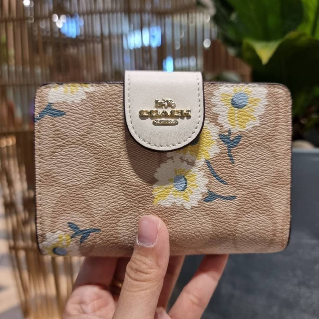 COACH C3375 MEDIUM CORNER ZIP WALLET IN SIGNATURE CANVAS WITH DAISY PRINT ดีไซน์ใหม่ล่าสุด!! คอลเลคชั่นลายพริ้นท์ เพิ่มลูกเล่นให้กระเป๋าสตางค์ของคุณ กับกระเป๋าสตางค์ใบกลาง ขนาดกำลังเหมาะมือ วัสดุหนังแคนวาส ดูแลรักษาง่าย มีช่องใส่บัตรและธนบัตรครบ และช่องซิ