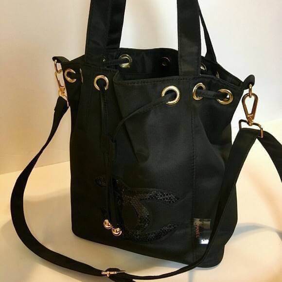 CHANEL New Black Sequins Bucket Bag กระเป๋าฟรีเมี่ยมชาแนลทรงขนมจีบหูรูด ปากกระเป๋าปิดด้วยแม่เหล็กดู ใช้แบบถือหรือสะพายข้างก็ได้ค่ะ ภายในมีช่องซิปเล็กไว้แยกเก็บของจุกจิก สายถอดออกและปรับระดับได้ค่ะ ผ้าสีดำปักเลื่อมโลโก้แบรนด์ สวยงามมากๆ ใช้ได้หลายโอกาส